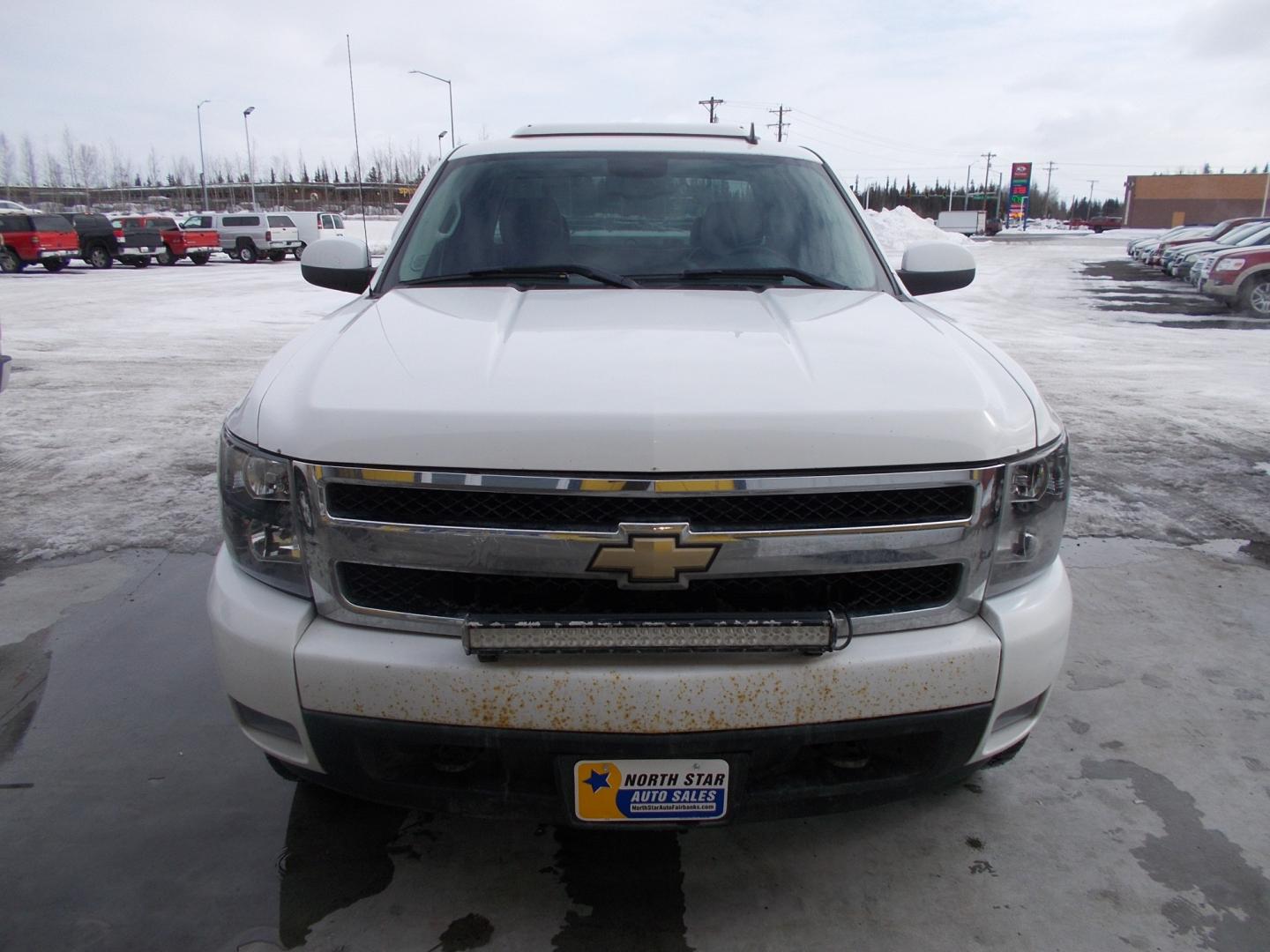 2008 White /Black Chevrolet Silverado 1500 LT1 Ext. Cab Long Box 4WD (1GCEK19Y98Z) with an 6.0L V8 OHV 16V engine, 4-Speed Automatic Overdrive transmission, located at 2630 Philips Field Rd., Fairbanks, AK, 99709, (907) 458-0593, 64.848068, -147.780609 - Photo#1