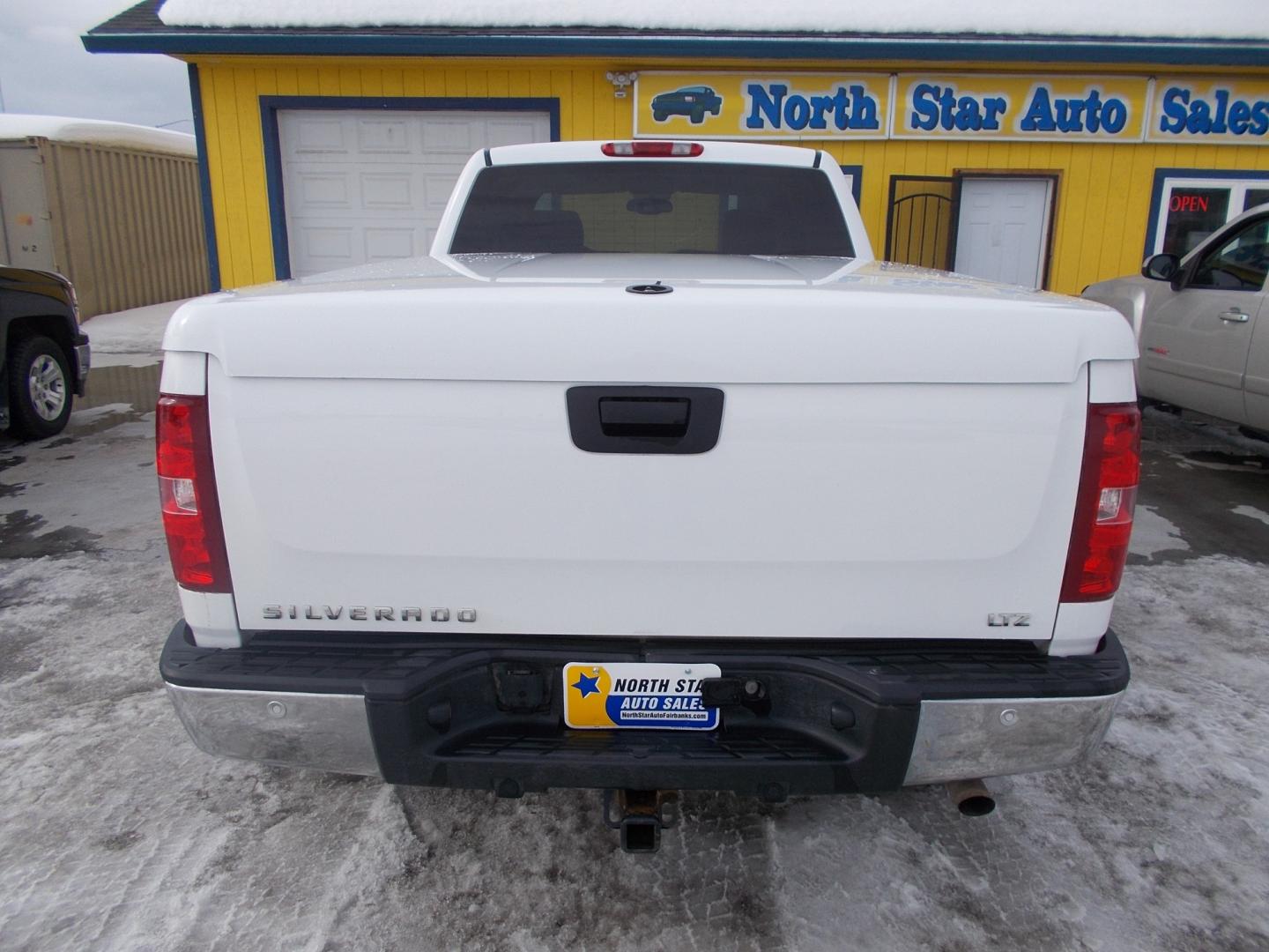 2008 White /Black Chevrolet Silverado 1500 LT1 Ext. Cab Long Box 4WD (1GCEK19Y98Z) with an 6.0L V8 OHV 16V engine, 4-Speed Automatic Overdrive transmission, located at 2630 Philips Field Rd., Fairbanks, AK, 99709, (907) 458-0593, 64.848068, -147.780609 - Photo#2