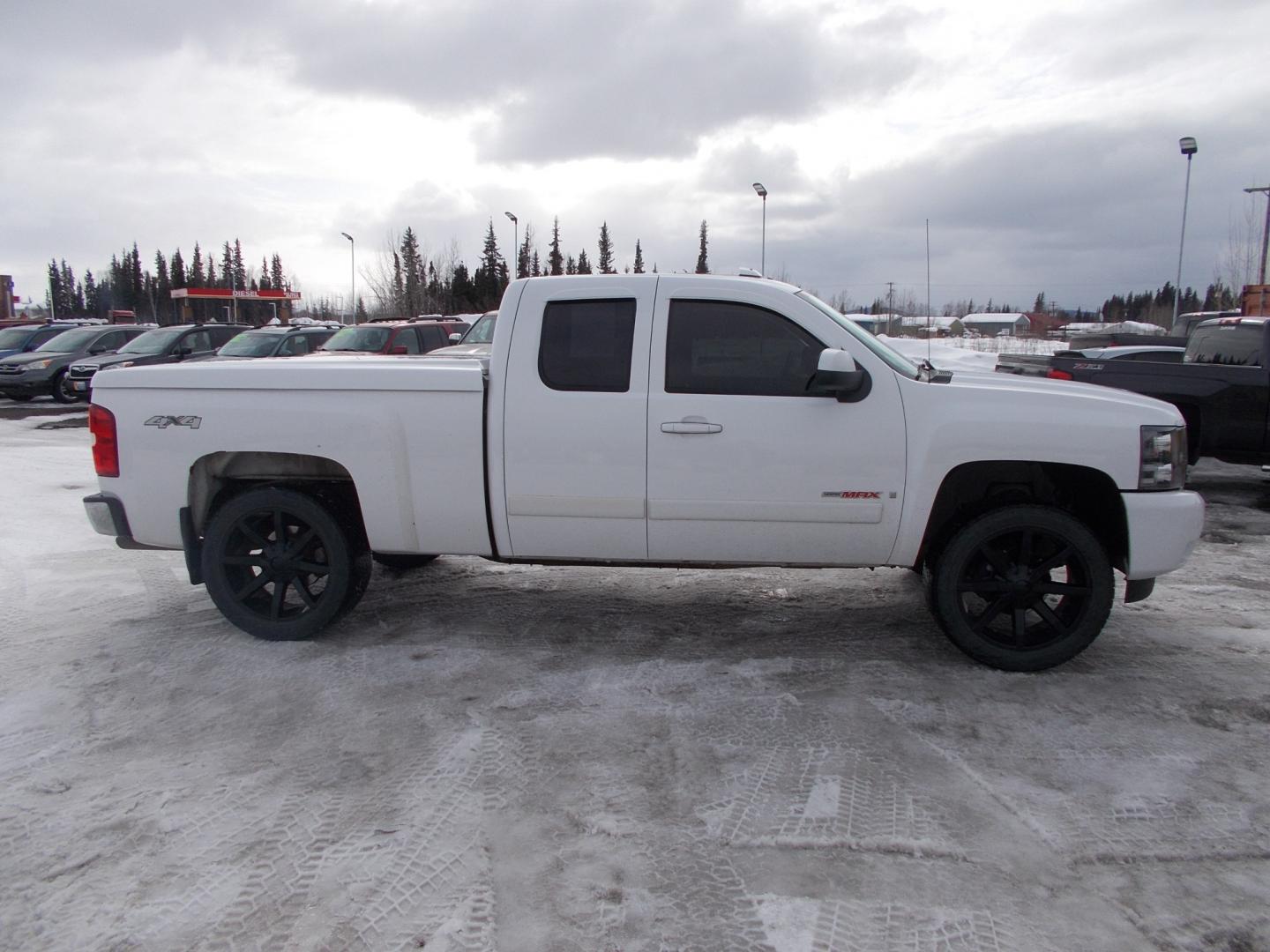 2008 White /Black Chevrolet Silverado 1500 LT1 Ext. Cab Long Box 4WD (1GCEK19Y98Z) with an 6.0L V8 OHV 16V engine, 4-Speed Automatic Overdrive transmission, located at 2630 Philips Field Rd., Fairbanks, AK, 99709, (907) 458-0593, 64.848068, -147.780609 - Photo#3