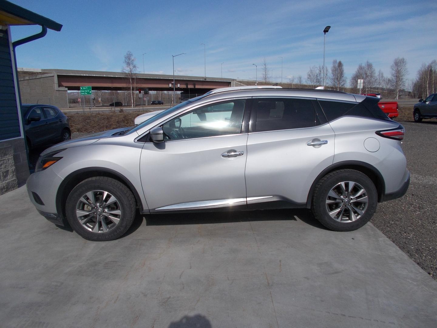 2018 Silver Nissan Murano Platinum AWD (5N1AZ2MH4JN) with an 3.5L V6 DOHC 24V engine, CVT transmission, located at 2630 Philips Field Rd., Fairbanks, AK, 99709, (907) 458-0593, 64.848068, -147.780609 - Photo#2