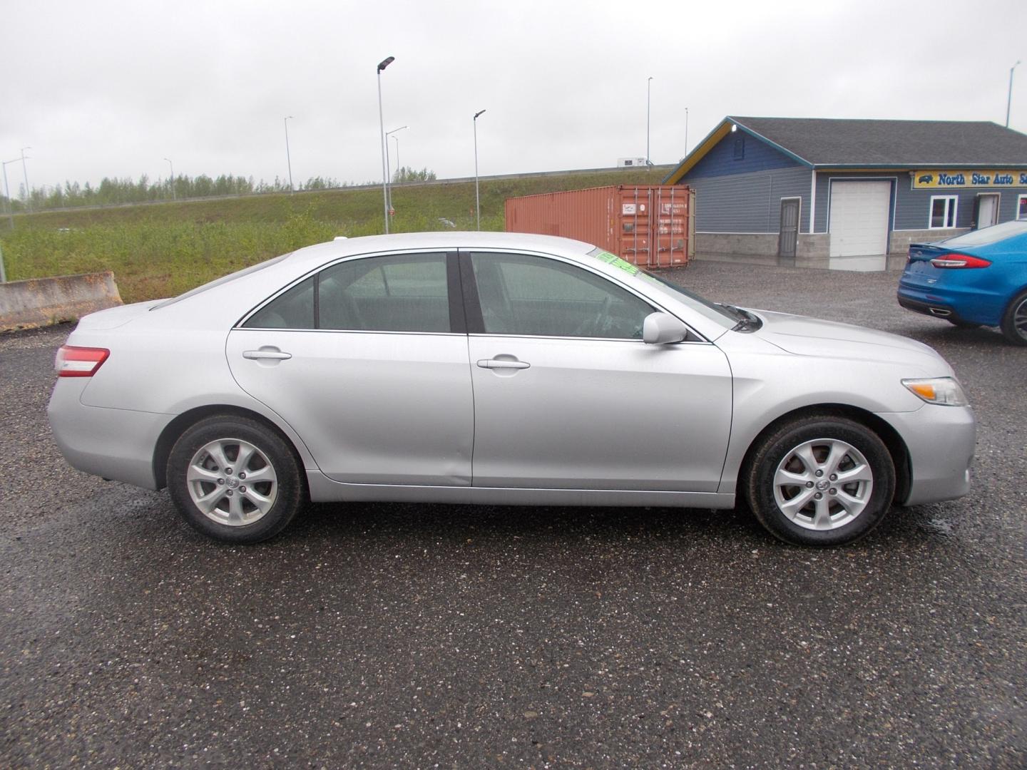 2011 Silver Toyota Camry SE 6-Spd AT (4T1BF3EK3BU) with an 2.5L L4 DOHC 16V engine, 6-Speed Automatic transmission, located at 2630 Philips Field Rd., Fairbanks, AK, 99709, (907) 458-0593, 64.848068, -147.780609 - Photo#2