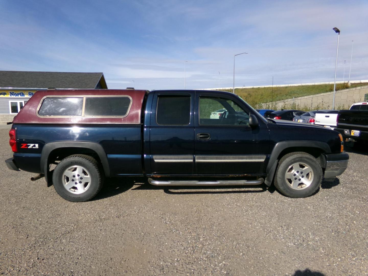 2005 Blue Chevrolet Silverado 1500 Ext. Cab Long Bed 4WD (1GCEK19Z95Z) with an 5.3L V8 OHV 16V FFV engine, 4-Speed Automatic Overdrive transmission, located at 2630 Philips Field Rd., Fairbanks, AK, 99709, (907) 458-0593, 64.848068, -147.780609 - Photo#2