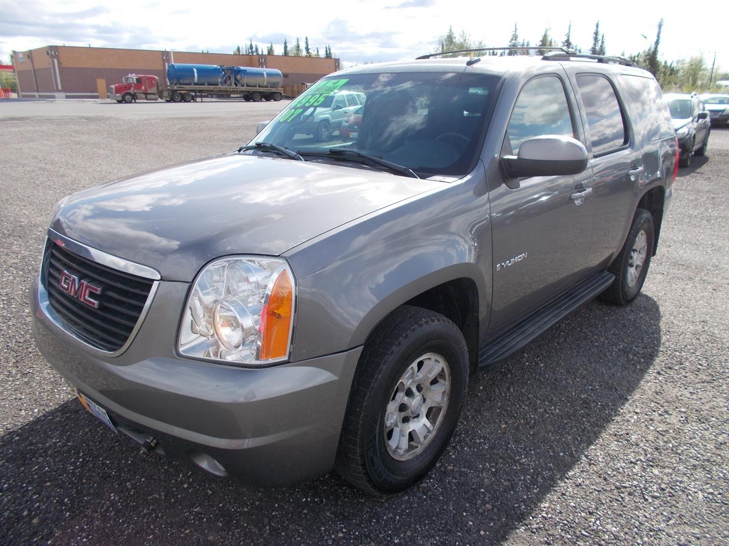 2007 Grey GMC Yukon 4WD (1GKFK13067J) with an 5.3L V8 OHV 16V FFV engine, 4-Speed Automatic Overdrive transmission, located at 2630 Philips Field Rd., Fairbanks, AK, 99709, (907) 458-0593, 64.848068, -147.780609 - Photo#0