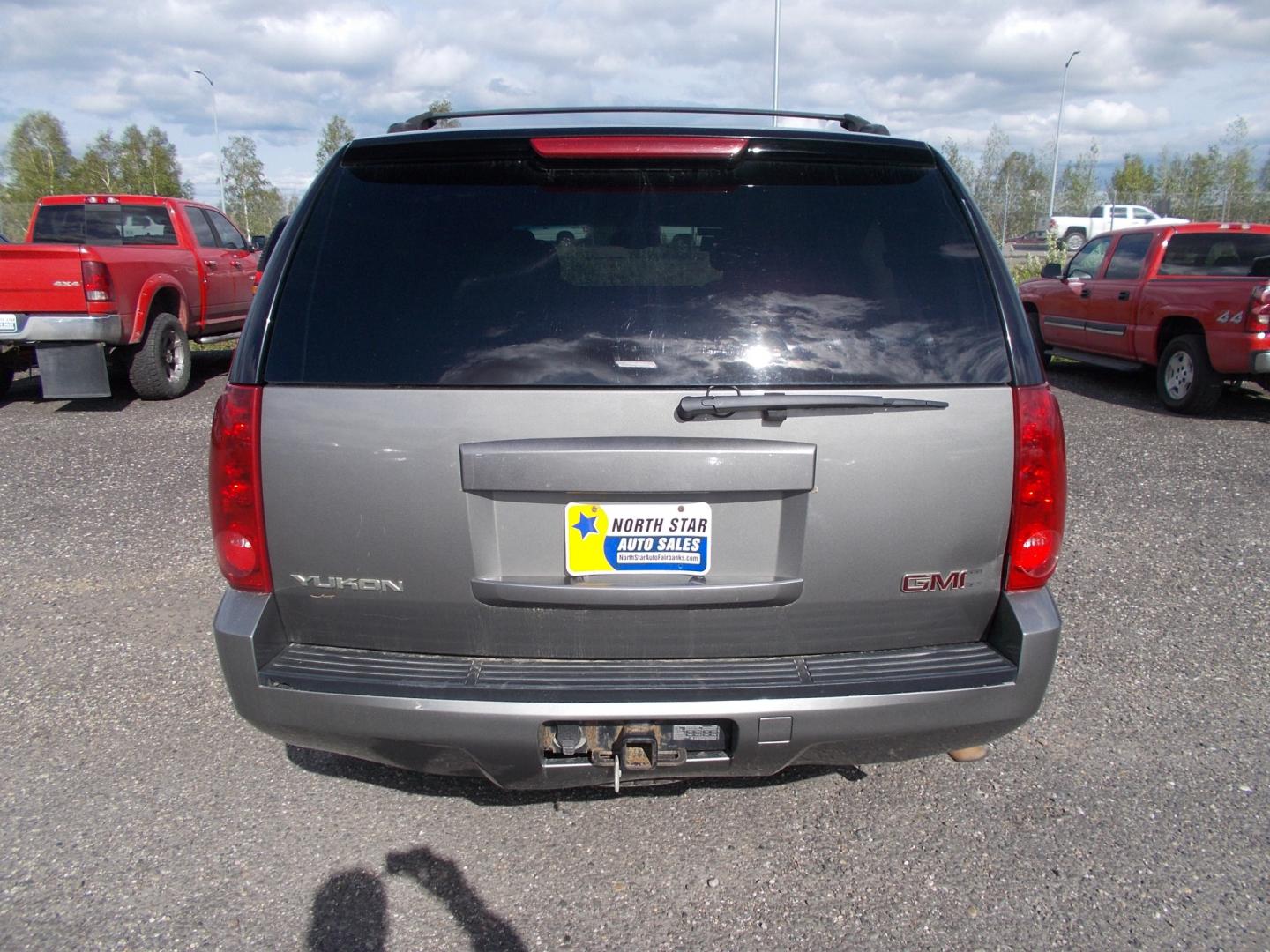 2007 Grey GMC Yukon 4WD (1GKFK13067J) with an 5.3L V8 OHV 16V FFV engine, 4-Speed Automatic Overdrive transmission, located at 2630 Philips Field Rd., Fairbanks, AK, 99709, (907) 458-0593, 64.848068, -147.780609 - Photo#3