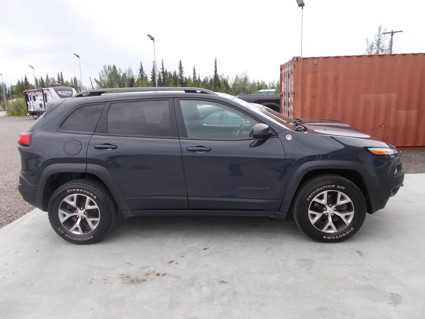 2017 Black Jeep Cherokee Trailhawk 4WD (1C4PJMBS3HW) with an 3.2L V6 DOHC 24V engine, 9A transmission, located at 2630 Philips Field Rd., Fairbanks, AK, 99709, (907) 458-0593, 64.848068, -147.780609 - Photo#2