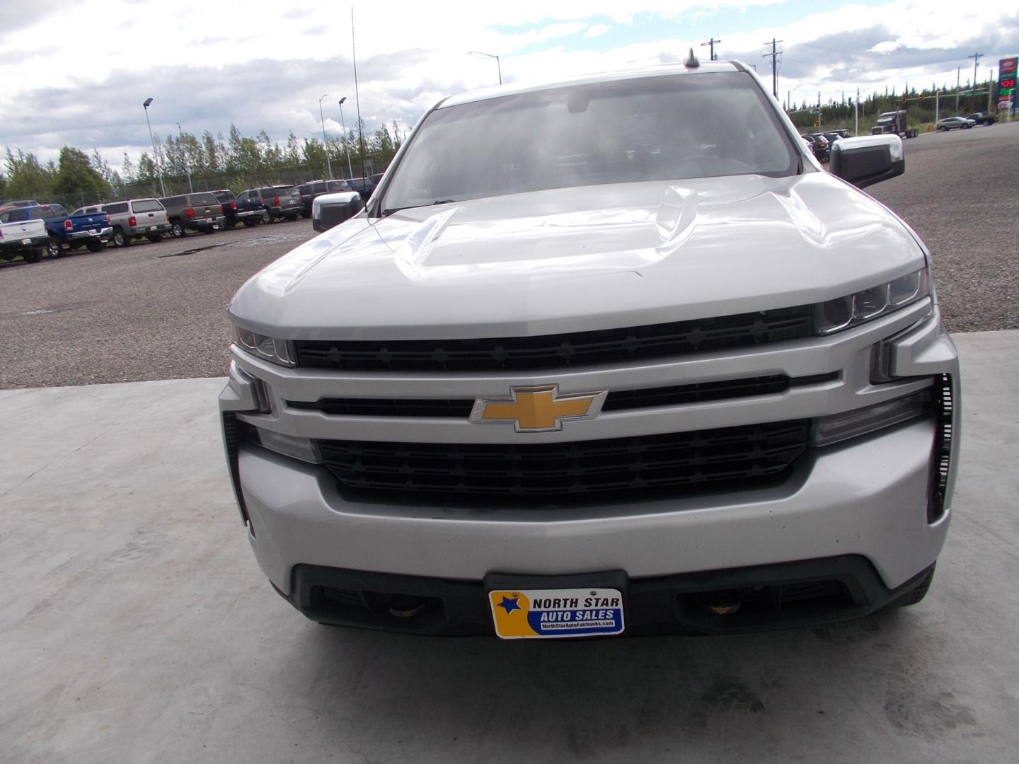 2020 Silver Chevrolet Silverado 1500 LT Crew Cab Long Box 4WD (1GCUYDED6LZ) with an 5.3L V8 OHV 16V engine, 6A transmission, located at 2630 Philips Field Rd., Fairbanks, AK, 99709, (907) 458-0593, 64.848068, -147.780609 - Photo#1