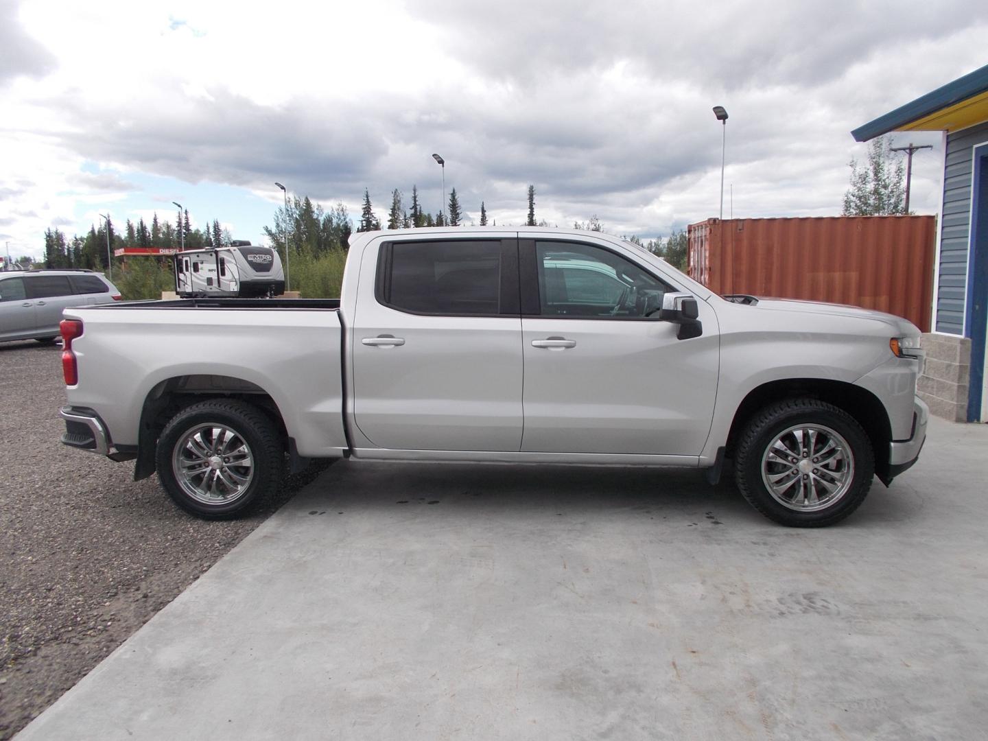 2020 Silver Chevrolet Silverado 1500 LT Crew Cab Long Box 4WD (1GCUYDED6LZ) with an 5.3L V8 OHV 16V engine, 6A transmission, located at 2630 Philips Field Rd., Fairbanks, AK, 99709, (907) 458-0593, 64.848068, -147.780609 - Photo#2