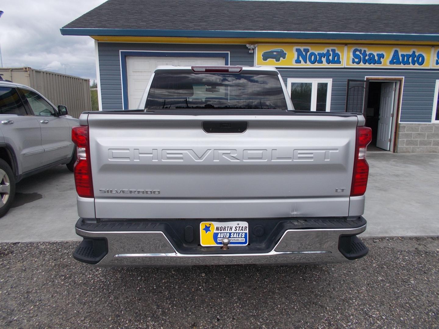 2020 Silver Chevrolet Silverado 1500 LT Crew Cab Long Box 4WD (1GCUYDED6LZ) with an 5.3L V8 OHV 16V engine, 6A transmission, located at 2630 Philips Field Rd., Fairbanks, AK, 99709, (907) 458-0593, 64.848068, -147.780609 - Photo#3