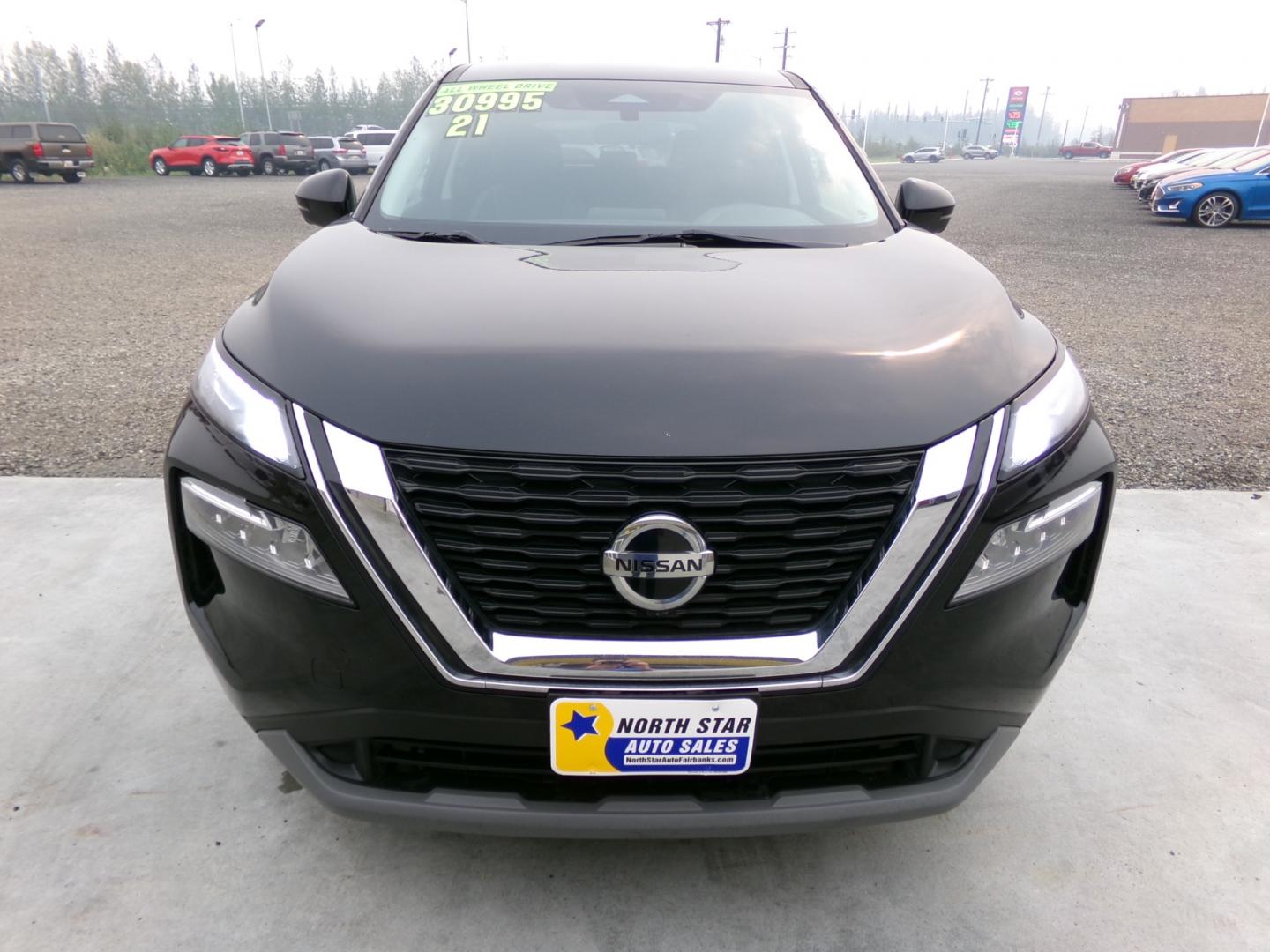 2021 Black Nissan Rogue SV AWD (5N1AT3BB7MC) with an 2.5L L4 DOHC 16V engine, CVT transmission, located at 2630 Philips Field Rd., Fairbanks, AK, 99709, (907) 458-0593, 64.848068, -147.780609 - Photo#1