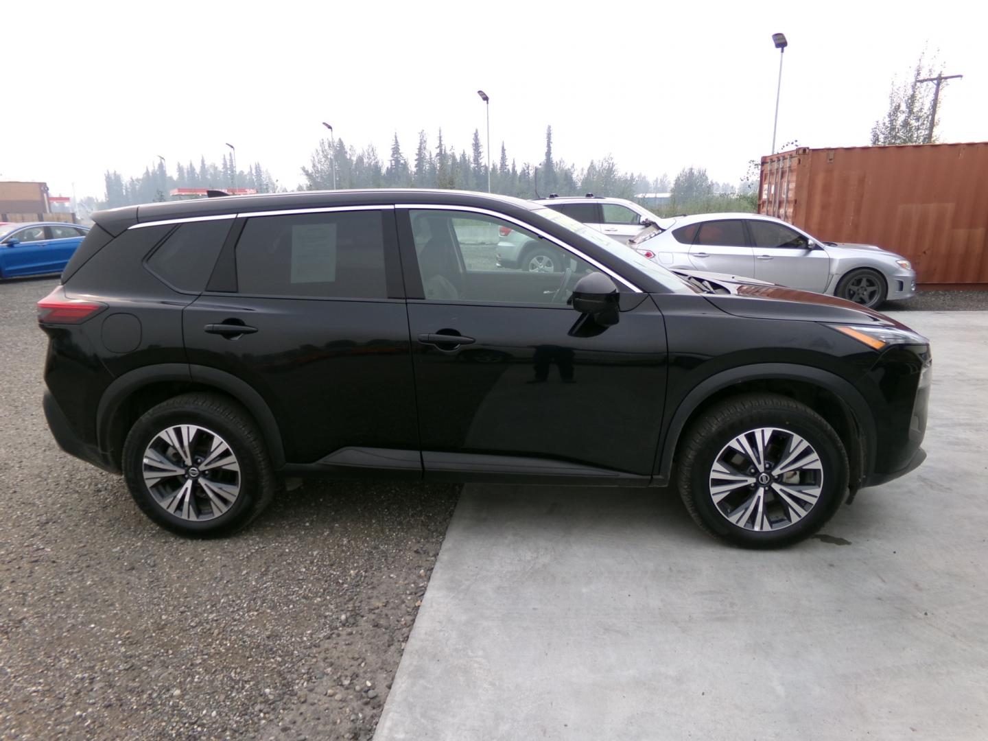 2021 Black Nissan Rogue SV AWD (5N1AT3BB7MC) with an 2.5L L4 DOHC 16V engine, CVT transmission, located at 2630 Philips Field Rd., Fairbanks, AK, 99709, (907) 458-0593, 64.848068, -147.780609 - Photo#2