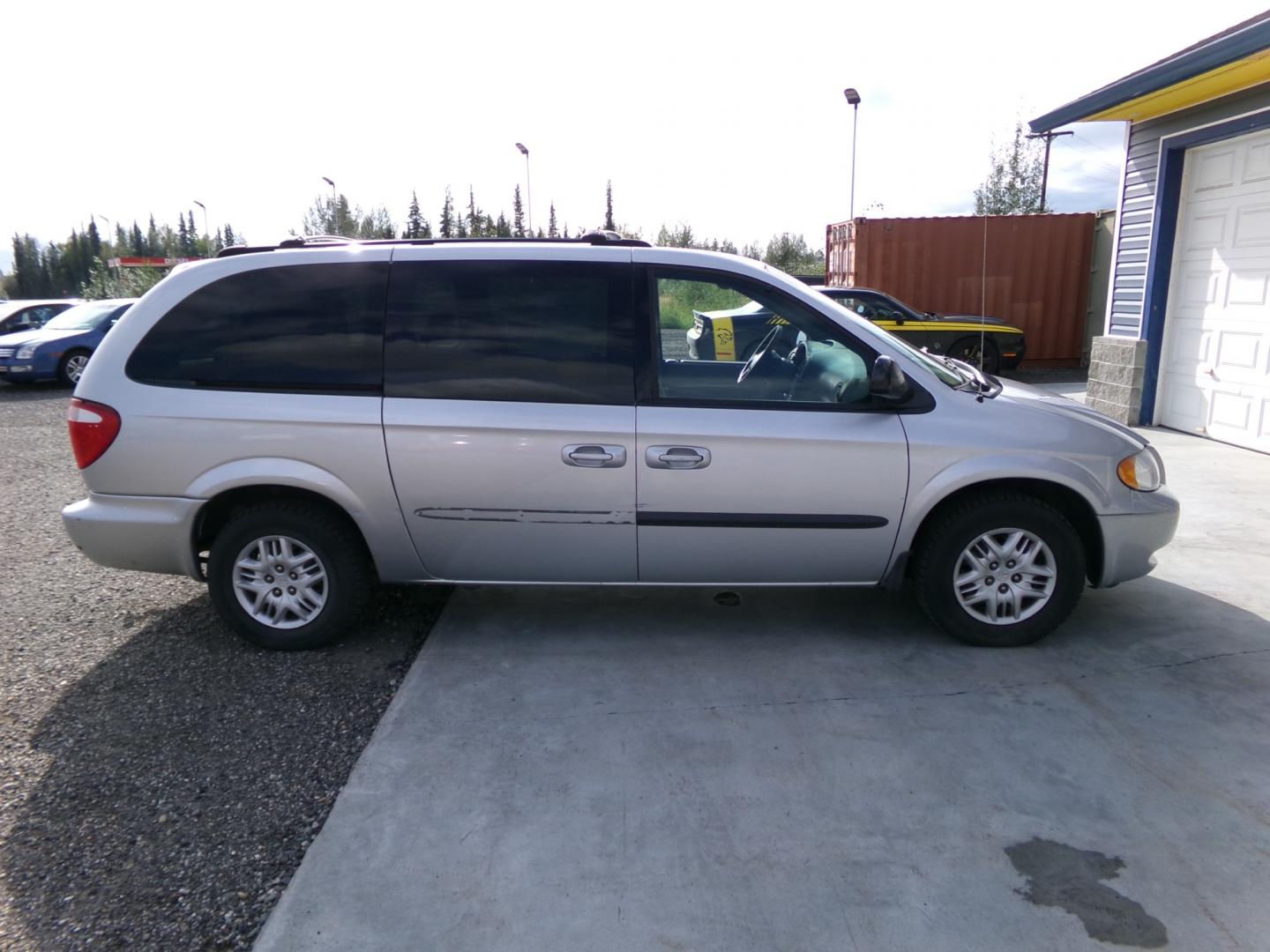 2003 Silver Dodge Grand Caravan Sport FWD (2D4GP44R73R) with an 3.3L V6 OHV 12V engine, 4-Speed Automatic Overdrive transmission, located at 2630 Philips Field Rd., Fairbanks, AK, 99709, (907) 458-0593, 64.848068, -147.780609 - Photo#2