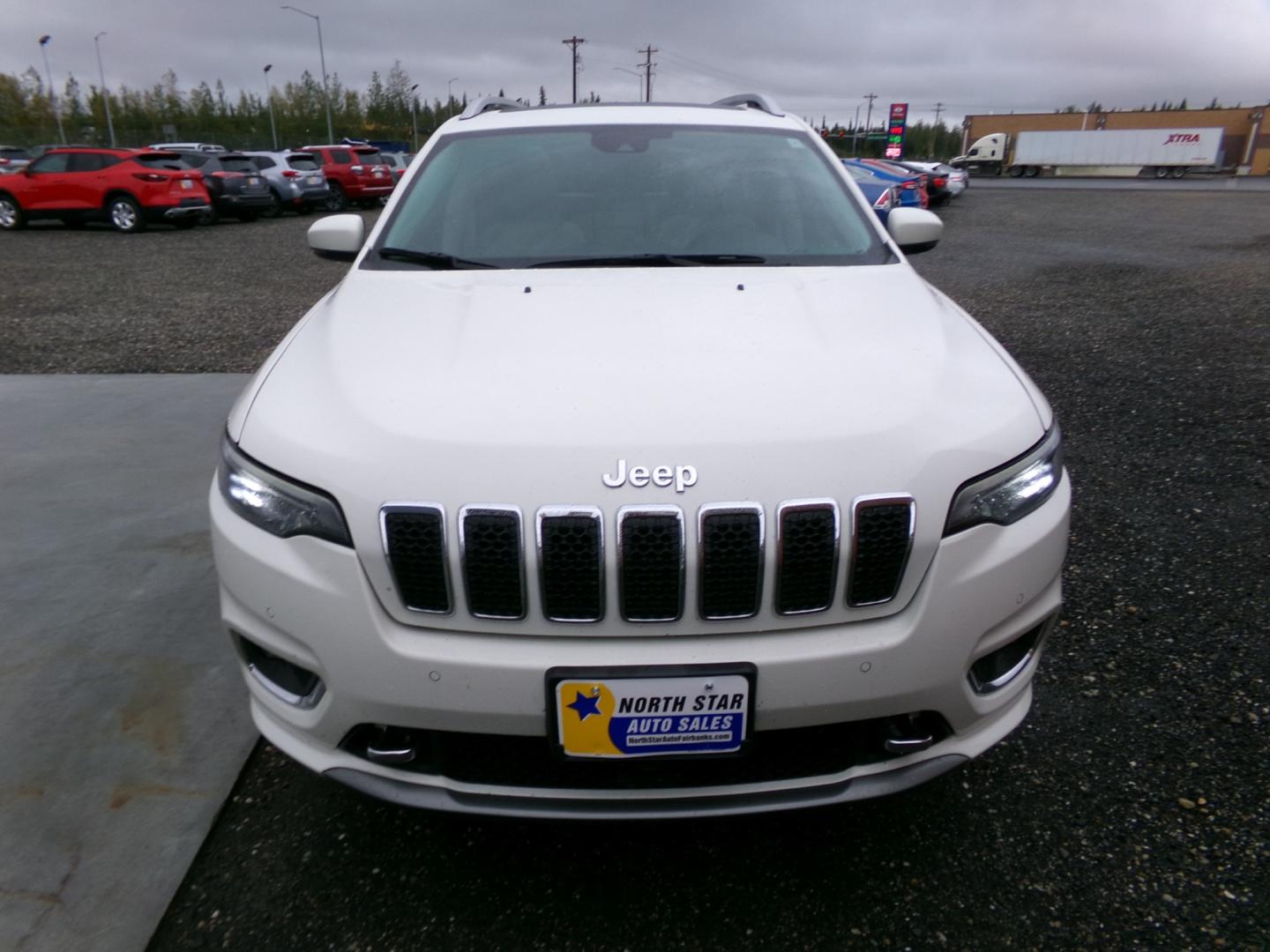 2019 White Jeep Cherokee Overland 4WD (1C4PJMJN6KD) with an 2.0L L4 DOHC 16V TURBO engine, 9A transmission, located at 2630 Philips Field Rd., Fairbanks, AK, 99709, (907) 458-0593, 64.848068, -147.780609 - Photo#1