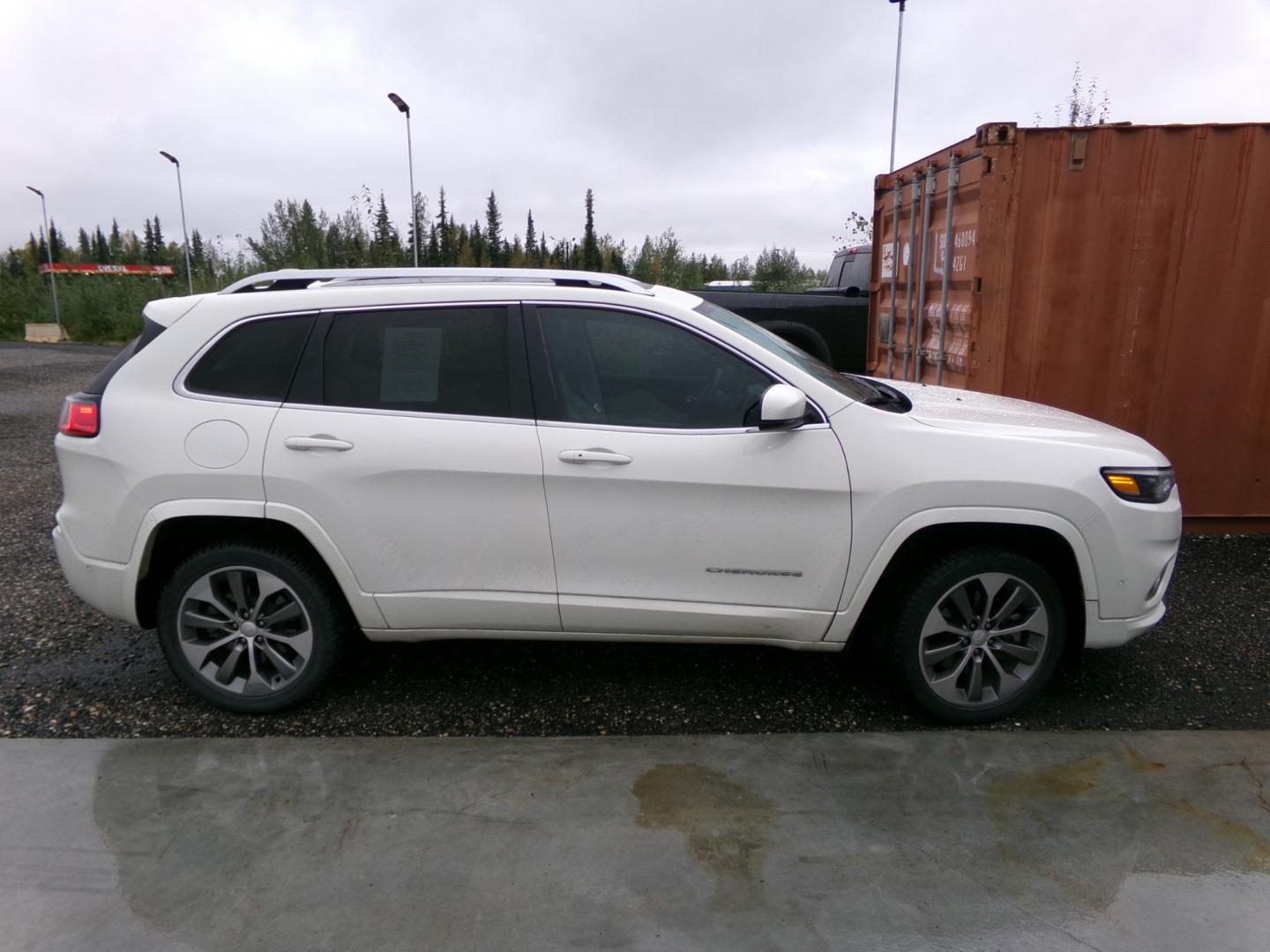 2019 White Jeep Cherokee Overland 4WD (1C4PJMJN6KD) with an 2.0L L4 DOHC 16V TURBO engine, 9A transmission, located at 2630 Philips Field Rd., Fairbanks, AK, 99709, (907) 458-0593, 64.848068, -147.780609 - Photo#2