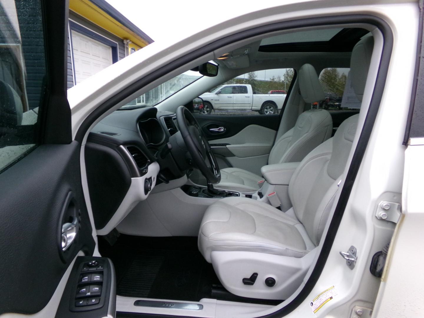 2019 White Jeep Cherokee Overland 4WD (1C4PJMJN6KD) with an 2.0L L4 DOHC 16V TURBO engine, 9A transmission, located at 2630 Philips Field Rd., Fairbanks, AK, 99709, (907) 458-0593, 64.848068, -147.780609 - Photo#4