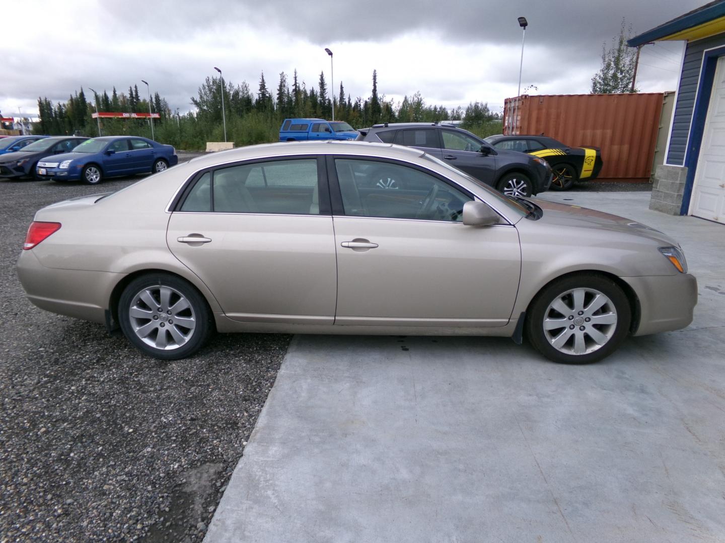 2007 Gold Toyota Avalon Limited (4T1BK36B87U) with an 3.5L V6 DOHC 24V engine, 5-Speed Automatic Overdrive transmission, located at 2630 Philips Field Rd., Fairbanks, AK, 99709, (907) 458-0593, 64.848068, -147.780609 - Photo#2