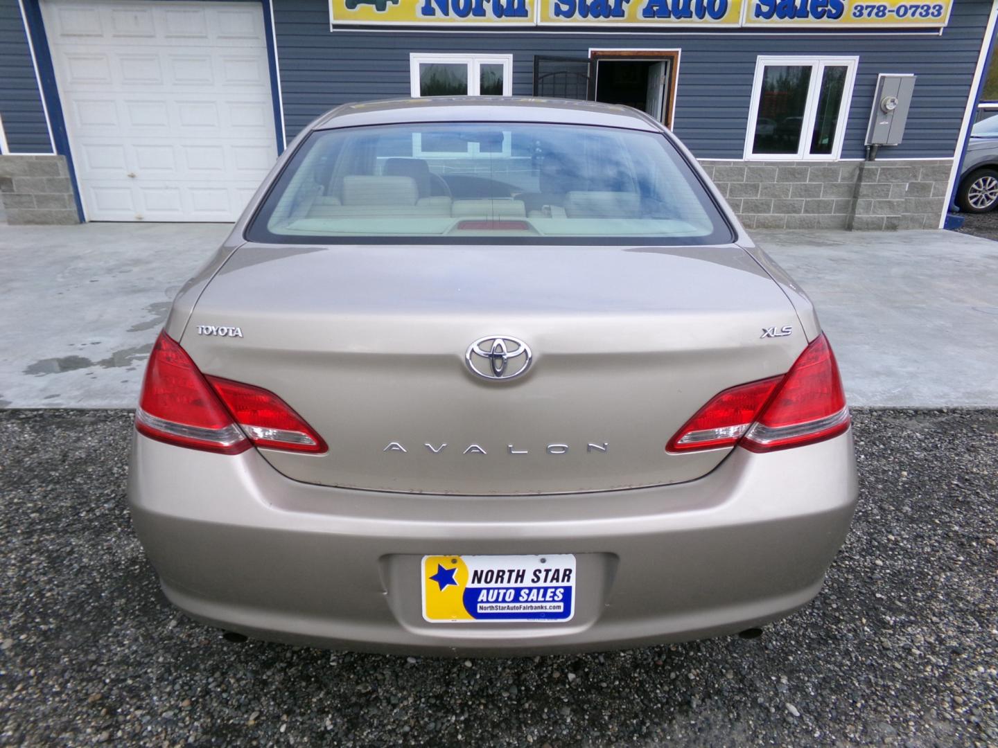 2007 Gold Toyota Avalon Limited (4T1BK36B87U) with an 3.5L V6 DOHC 24V engine, 5-Speed Automatic Overdrive transmission, located at 2630 Philips Field Rd., Fairbanks, AK, 99709, (907) 458-0593, 64.848068, -147.780609 - Photo#3