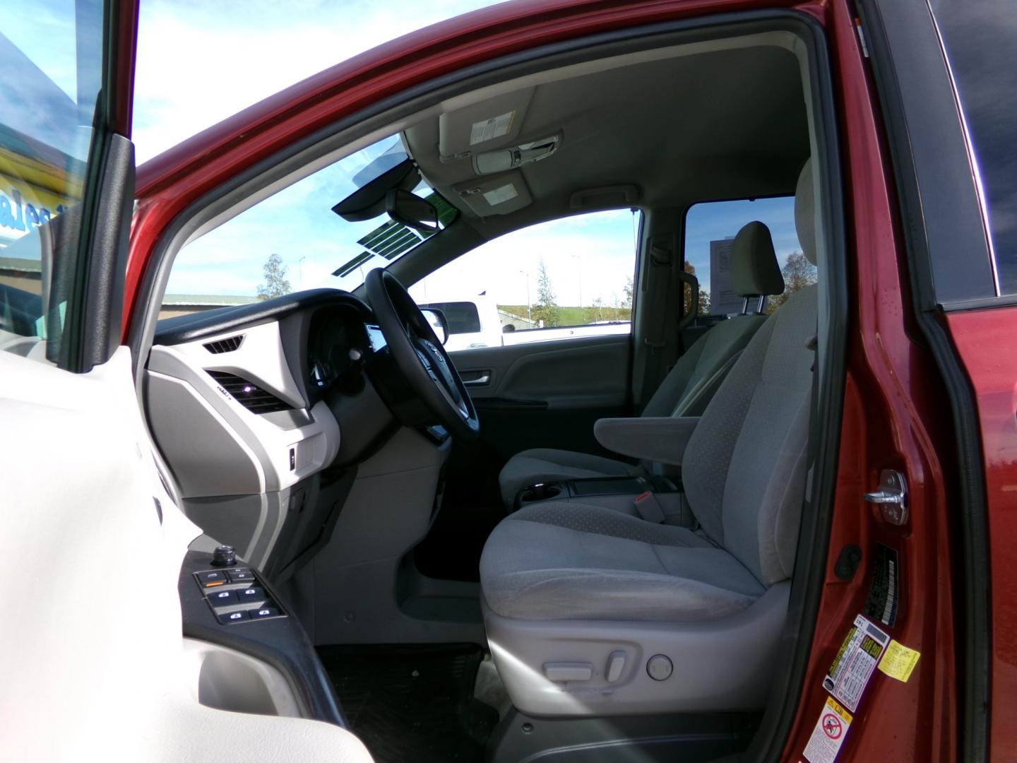 2018 Red Toyota Sienna LE 7-Passenger AWD (5TDJZ3DC2JS) with an 3.5L V6 EFI DOHC 24V engine, 8A transmission, located at 2630 Philips Field Rd., Fairbanks, AK, 99709, (907) 458-0593, 64.848068, -147.780609 - Photo#4