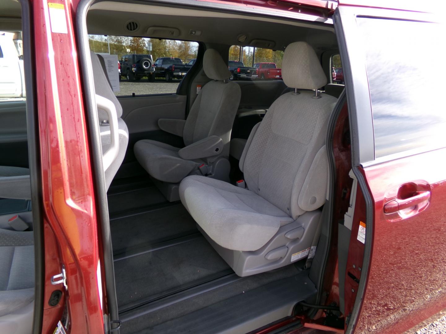 2018 Red Toyota Sienna LE 7-Passenger AWD (5TDJZ3DC2JS) with an 3.5L V6 EFI DOHC 24V engine, 8A transmission, located at 2630 Philips Field Rd., Fairbanks, AK, 99709, (907) 458-0593, 64.848068, -147.780609 - Photo#5