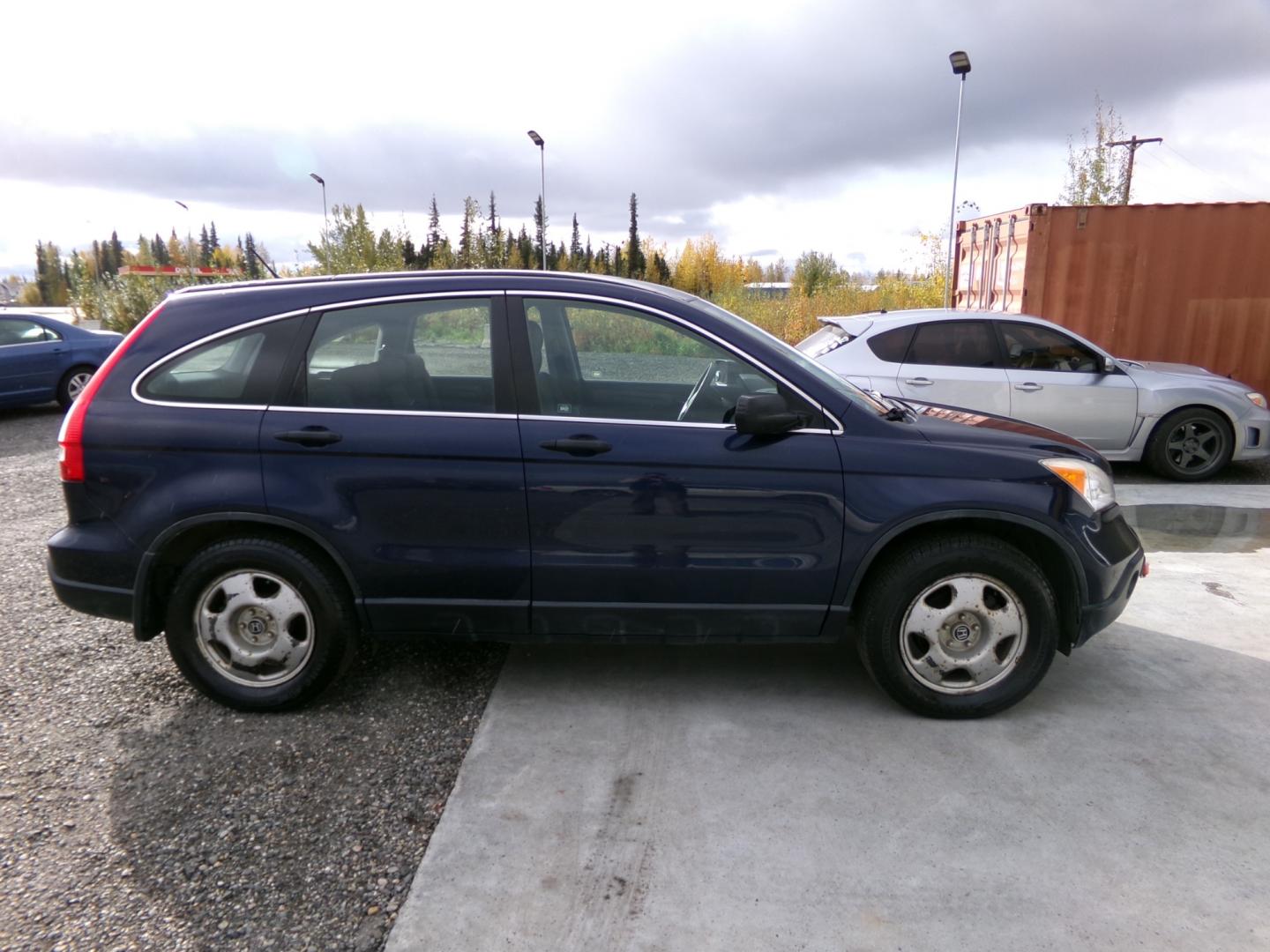 2007 Blue Honda CR-V LX 4WD AT (JHLRE48367C) with an 2.4L L4 DOHC 16V engine, 5-Speed Automatic Overdrive transmission, located at 2630 Philips Field Rd., Fairbanks, AK, 99709, (907) 458-0593, 64.848068, -147.780609 - Photo#2