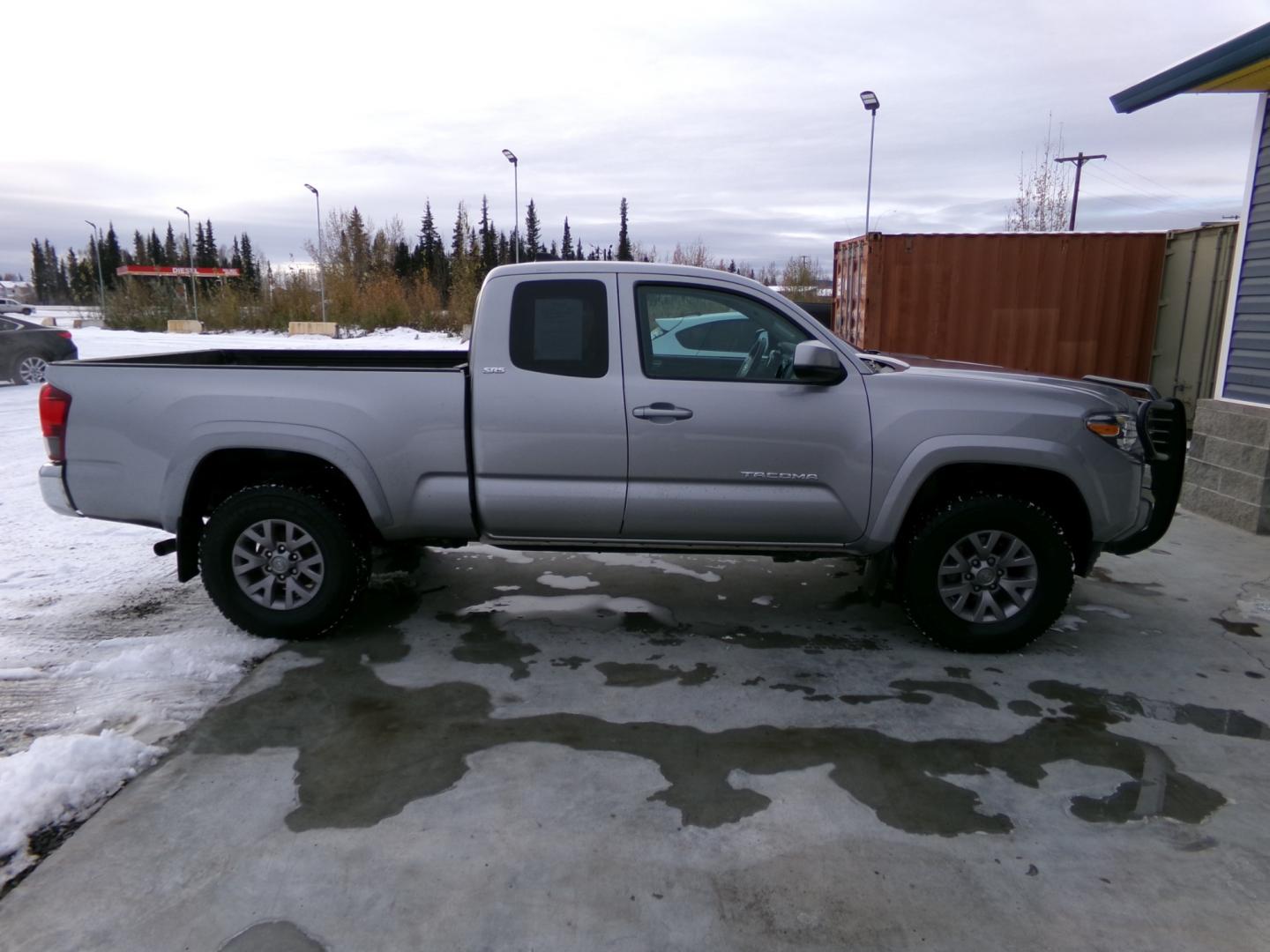 2019 Grey Toyota Tacoma SR5 Access Cab V6 6AT 4WD (5TFSZ5AN8KX) with an 3.5L V6 DOHC 24V engine, 6A transmission, located at 2630 Philips Field Rd., Fairbanks, AK, 99709, (907) 458-0593, 64.848068, -147.780609 - Photo#3