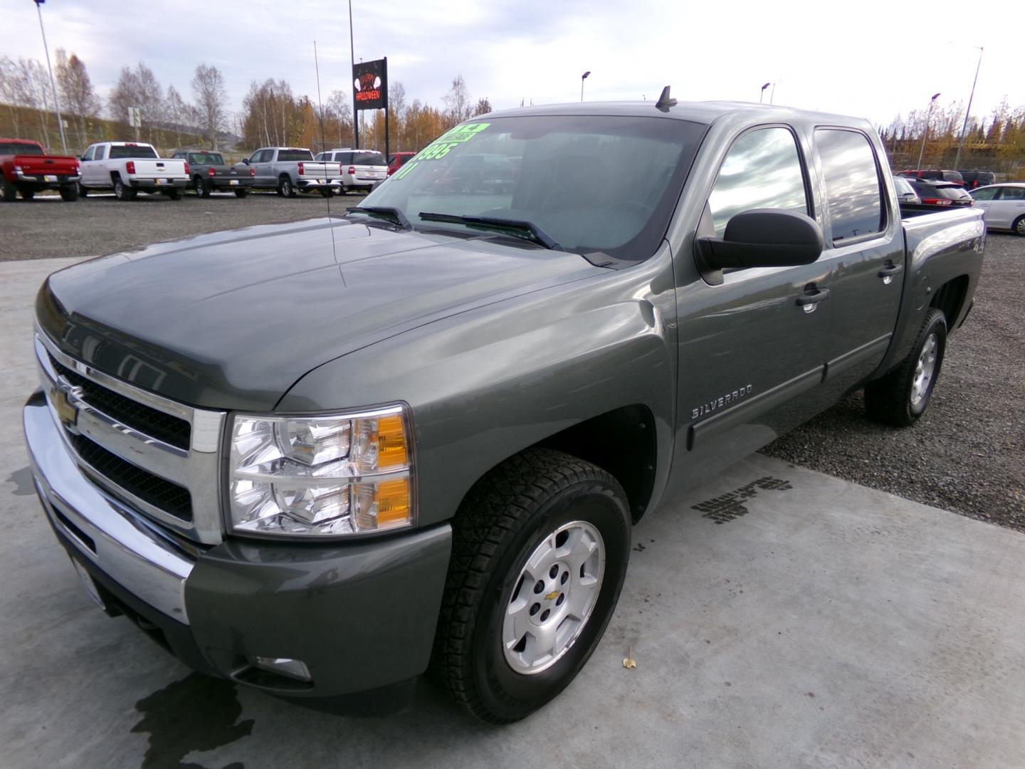 2011 Grey Chevrolet Silverado 1500 LT Crew Cab 4WD (3GCPKSE3XBG) with an 5.3L V8 OHV 16V FFV engine, 4-Speed Automatic transmission, located at 2630 Philips Field Rd., Fairbanks, AK, 99709, (907) 458-0593, 64.848068, -147.780609 - Photo#0