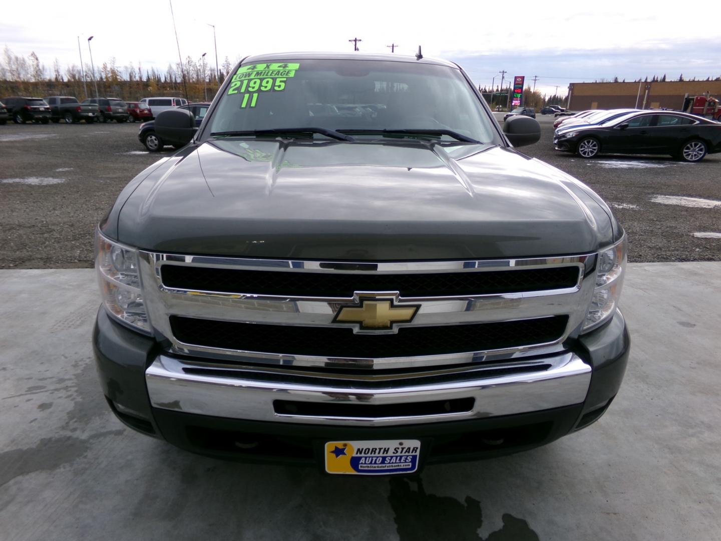 2011 Grey Chevrolet Silverado 1500 LT Crew Cab 4WD (3GCPKSE3XBG) with an 5.3L V8 OHV 16V FFV engine, 4-Speed Automatic transmission, located at 2630 Philips Field Rd., Fairbanks, AK, 99709, (907) 458-0593, 64.848068, -147.780609 - Photo#1