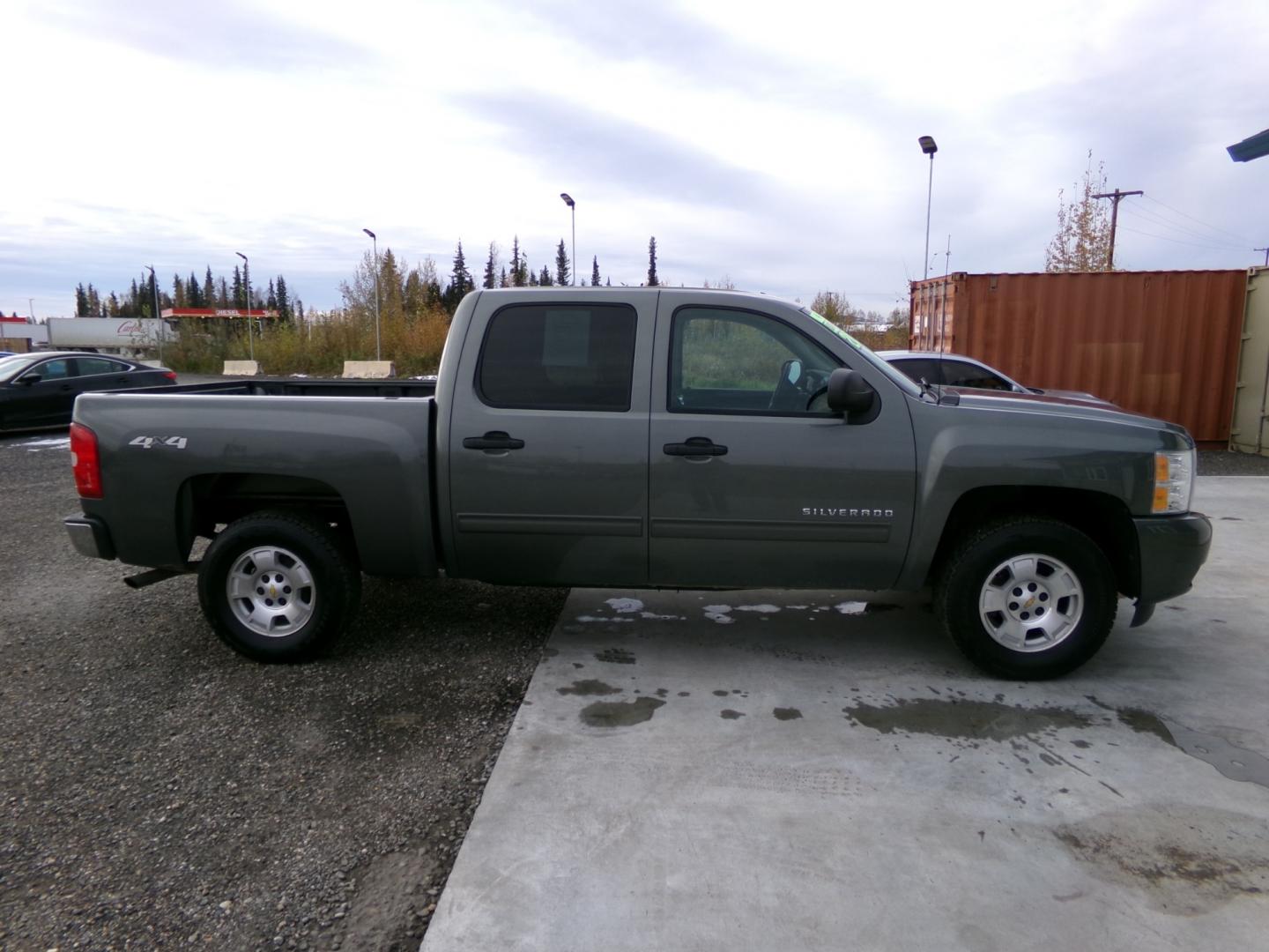 2011 Grey Chevrolet Silverado 1500 LT Crew Cab 4WD (3GCPKSE3XBG) with an 5.3L V8 OHV 16V FFV engine, 4-Speed Automatic transmission, located at 2630 Philips Field Rd., Fairbanks, AK, 99709, (907) 458-0593, 64.848068, -147.780609 - Photo#2