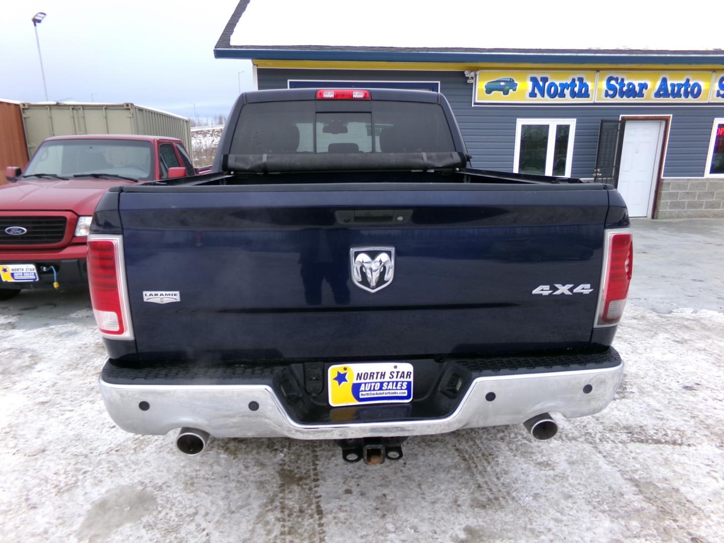 2013 Blue Dodge 1500 Laramie Crew Cab SWB 4WD (1C6RR7NT0DS) with an 5.7L V8 OHV 16V engine, 6-Speed Automatic transmission, located at 2630 Philips Field Rd., Fairbanks, AK, 99709, (907) 458-0593, 64.848068, -147.780609 - Photo#3