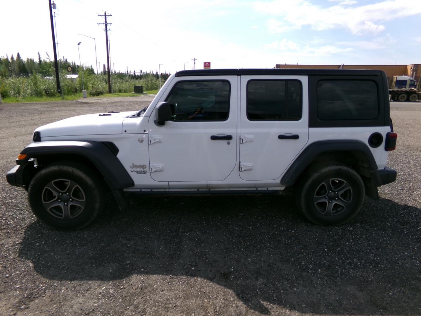 2018 White Jeep Wrangler JK Unlimited Sport (1C4HJXDG2JW) with an 3.6L V6 DOHC 24V FFV engine, 6A transmission, located at 2630 Philips Field Rd., Fairbanks, AK, 99709, (907) 458-0593, 64.848068, -147.780609 - Photo#2