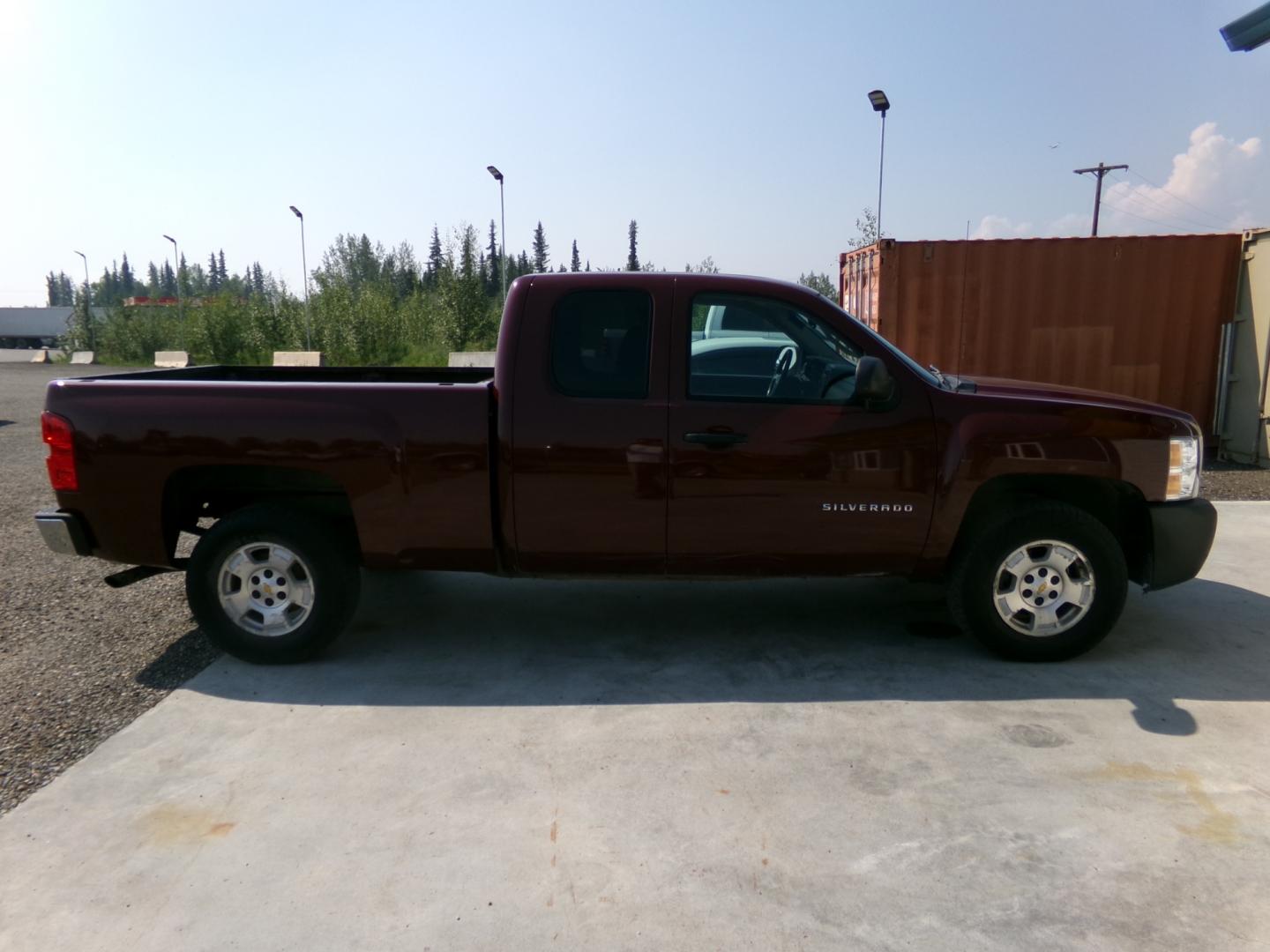 2011 Red /Black Chevrolet Silverado 1500 LT Ext. Cab 4WD (1GCRKSE38BZ) with an 5.3L V8 OHV 16V FFV engine, 4-Speed Automatic transmission, located at 2630 Philips Field Rd., Fairbanks, AK, 99709, (907) 458-0593, 64.848068, -147.780609 - Photo#2