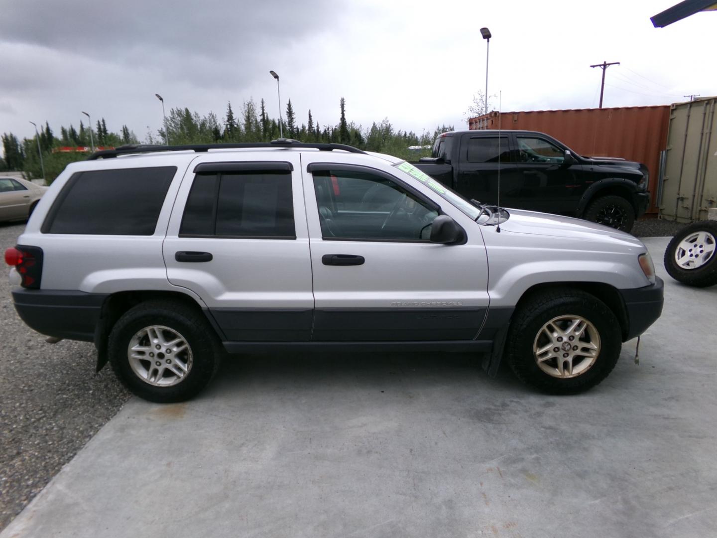 2004 Silver /Black Jeep Grand Cherokee Columbia Edition 4WD (1J4GW48S64C) with an 4.0L L6 OHV 12V engine, 4-Speed Automatic Overdrive transmission, located at 2630 Philips Field Rd., Fairbanks, AK, 99709, (907) 458-0593, 64.848068, -147.780609 - Photo#2