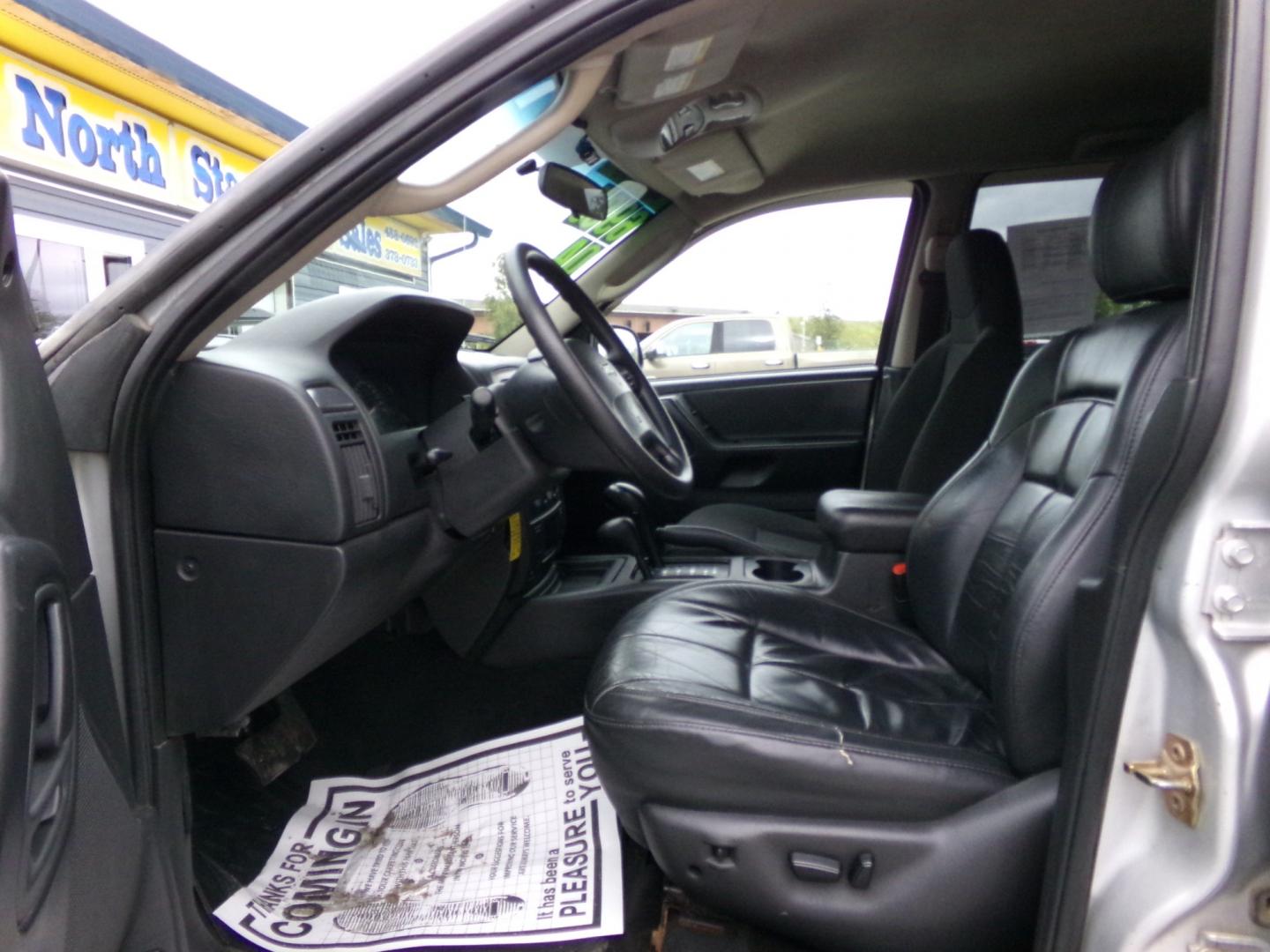 2004 Silver /Black Jeep Grand Cherokee Columbia Edition 4WD (1J4GW48S64C) with an 4.0L L6 OHV 12V engine, 4-Speed Automatic Overdrive transmission, located at 2630 Philips Field Rd., Fairbanks, AK, 99709, (907) 458-0593, 64.848068, -147.780609 - Photo#4