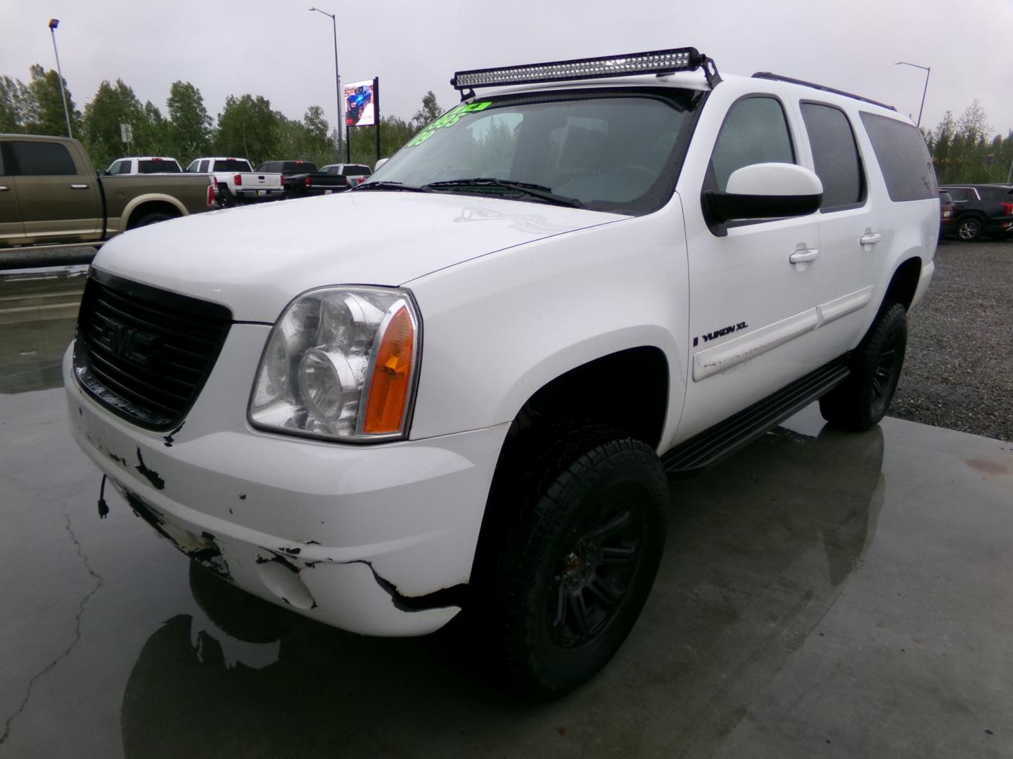 2009 White GMC Yukon XL SLE-1 1/2 Ton 4WD (1GKFK26379J) with an 5.3L V8 OHV 16V FFV engine, 4-Speed Automatic transmission, located at 2630 Philips Field Rd., Fairbanks, AK, 99709, (907) 458-0593, 64.848068, -147.780609 - Photo#0