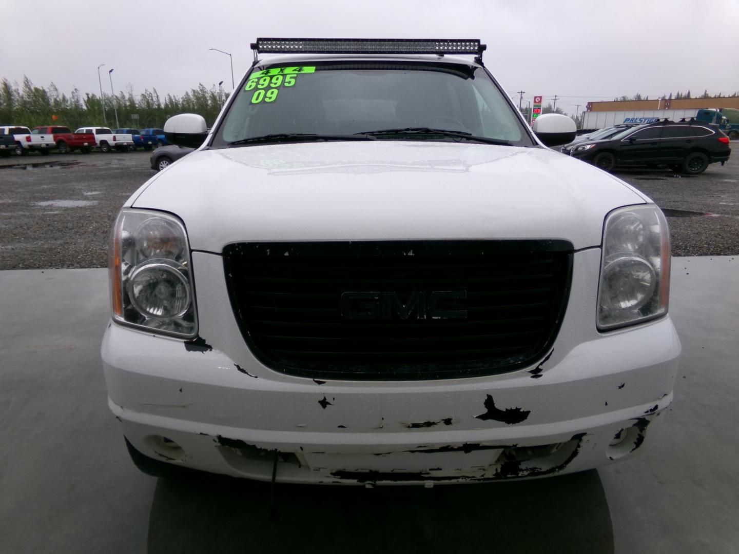 2009 White GMC Yukon XL SLE-1 1/2 Ton 4WD (1GKFK26379J) with an 5.3L V8 OHV 16V FFV engine, 4-Speed Automatic transmission, located at 2630 Philips Field Rd., Fairbanks, AK, 99709, (907) 458-0593, 64.848068, -147.780609 - Photo#1