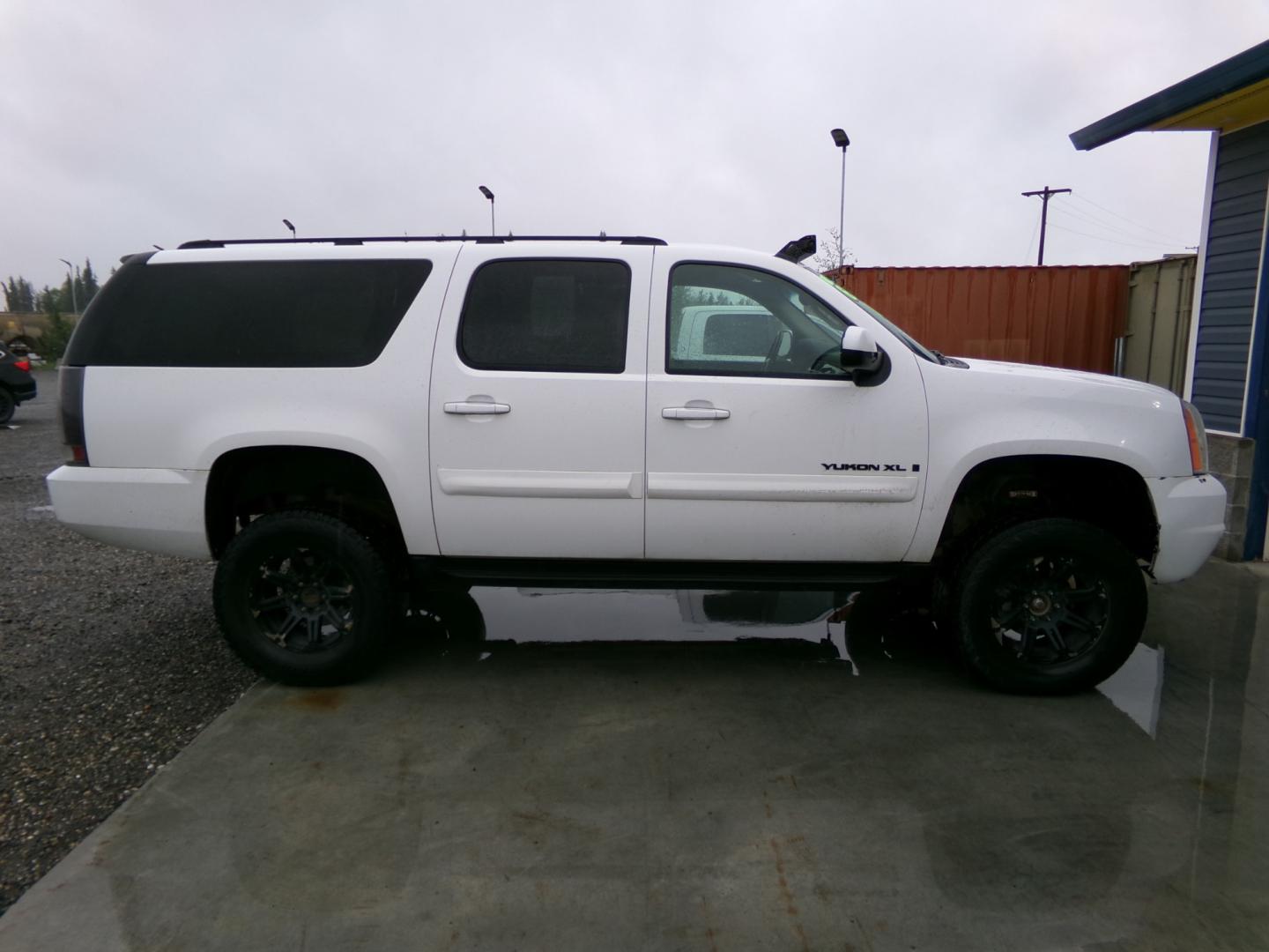 2009 White GMC Yukon XL SLE-1 1/2 Ton 4WD (1GKFK26379J) with an 5.3L V8 OHV 16V FFV engine, 4-Speed Automatic transmission, located at 2630 Philips Field Rd., Fairbanks, AK, 99709, (907) 458-0593, 64.848068, -147.780609 - Photo#2