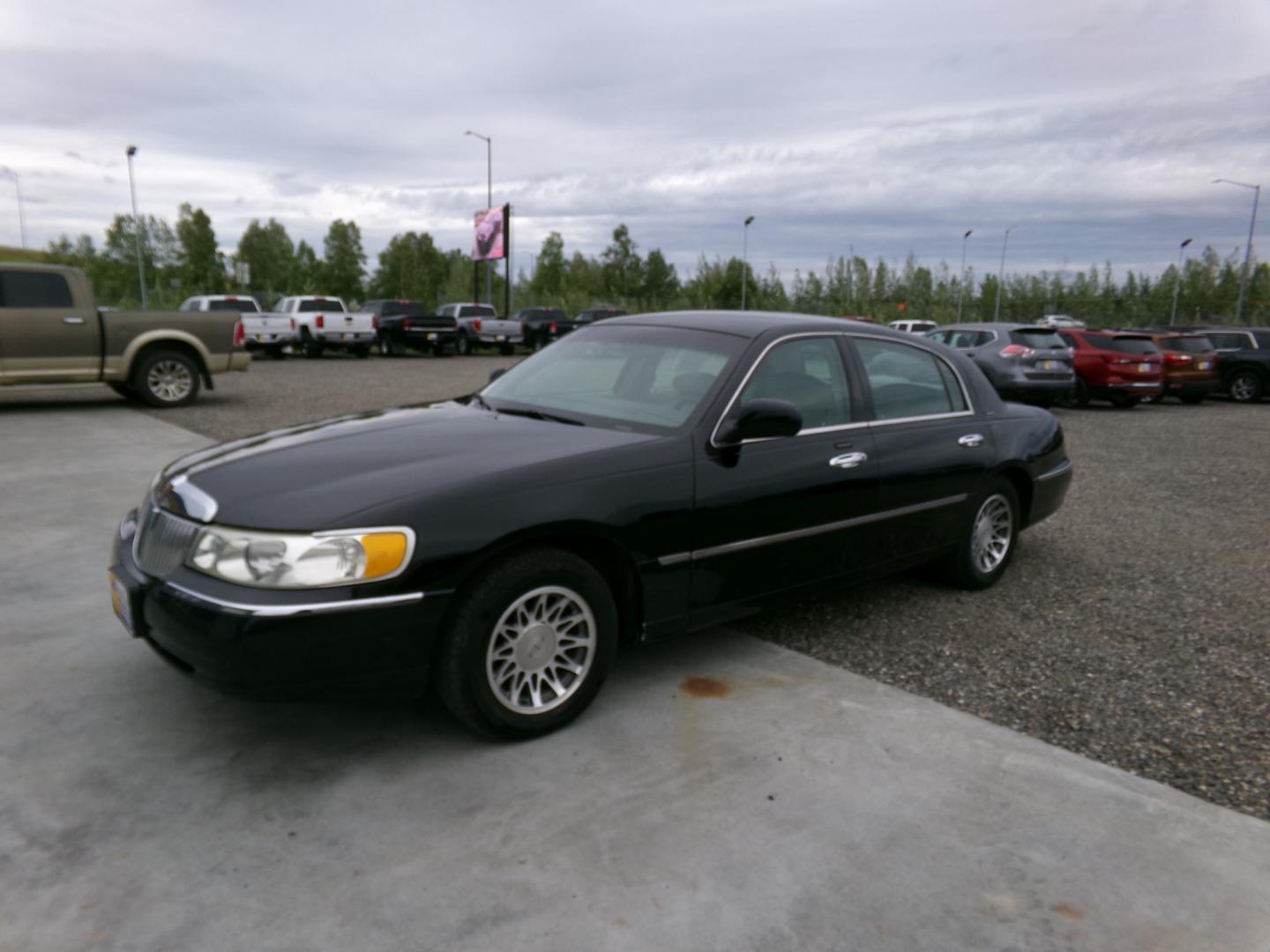 2002 Black Lincoln Town Car Signature (1LNHM82W22Y) with an 4.6L V8 SOHC 16V engine, 4-Speed Automatic Overdrive transmission, located at 2630 Philips Field Rd., Fairbanks, AK, 99709, (907) 458-0593, 64.848068, -147.780609 - Photo#0