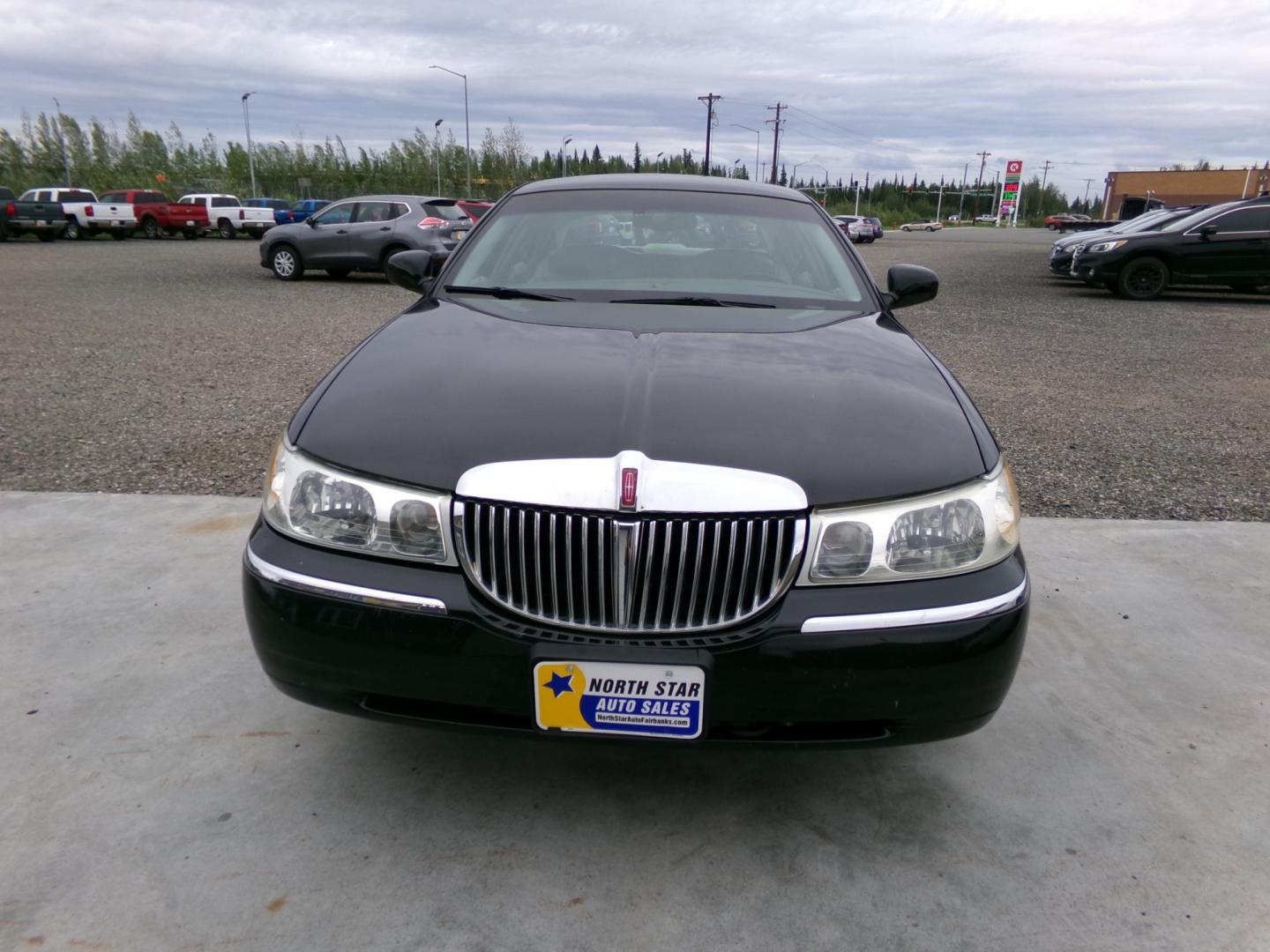 2002 Black Lincoln Town Car Signature (1LNHM82W22Y) with an 4.6L V8 SOHC 16V engine, 4-Speed Automatic Overdrive transmission, located at 2630 Philips Field Rd., Fairbanks, AK, 99709, (907) 458-0593, 64.848068, -147.780609 - Photo#1