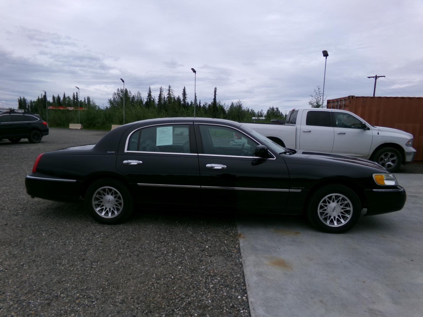 2002 Black Lincoln Town Car Signature (1LNHM82W22Y) with an 4.6L V8 SOHC 16V engine, 4-Speed Automatic Overdrive transmission, located at 2630 Philips Field Rd., Fairbanks, AK, 99709, (907) 458-0593, 64.848068, -147.780609 - Photo#2