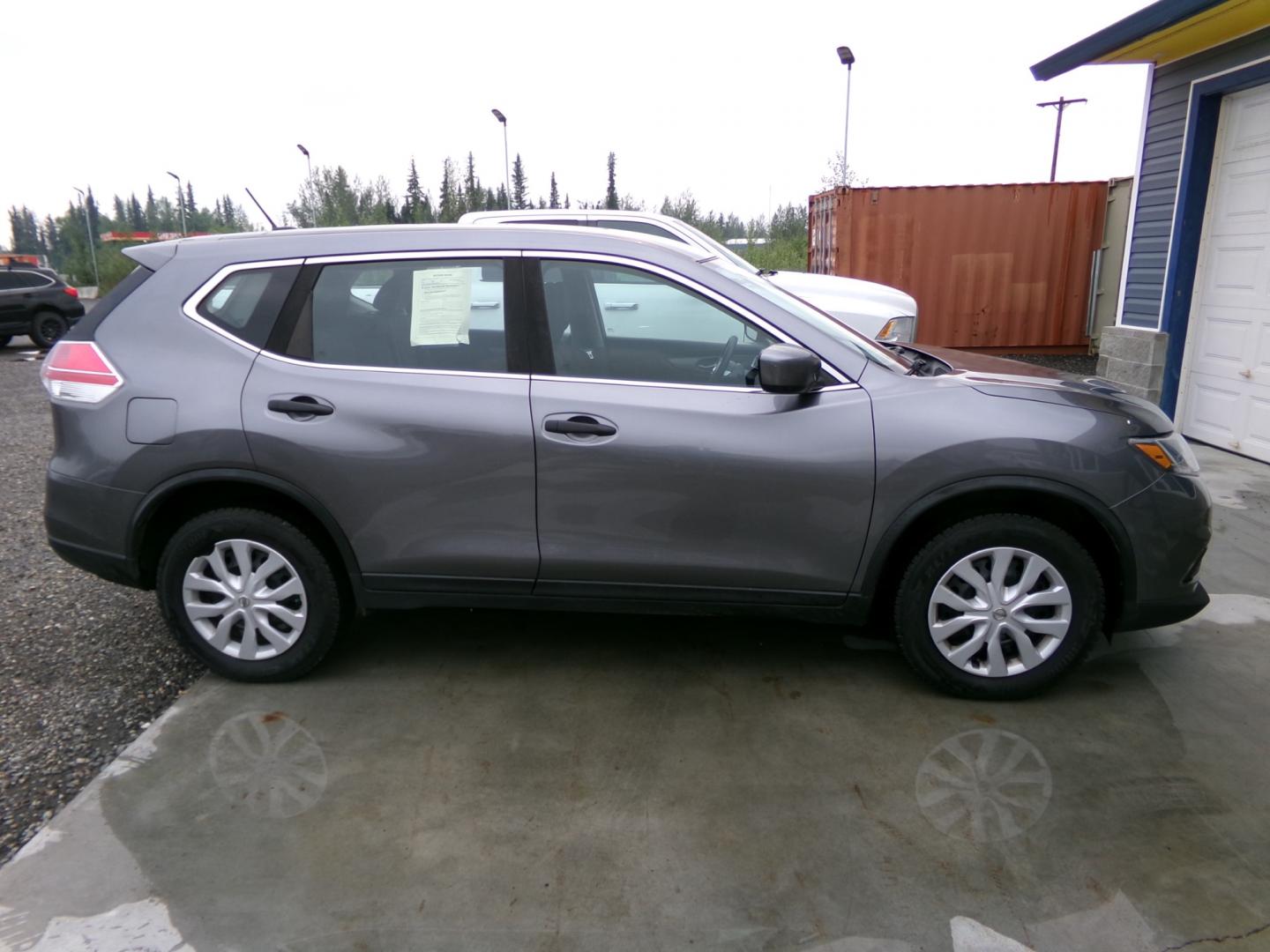 2016 Grey Nissan Rogue SV AWD (KNMAT2MV9GP) with an 2.5L L4 DOHC 16V engine, CVT transmission, located at 2630 Philips Field Rd., Fairbanks, AK, 99709, (907) 458-0593, 64.848068, -147.780609 - Photo#2