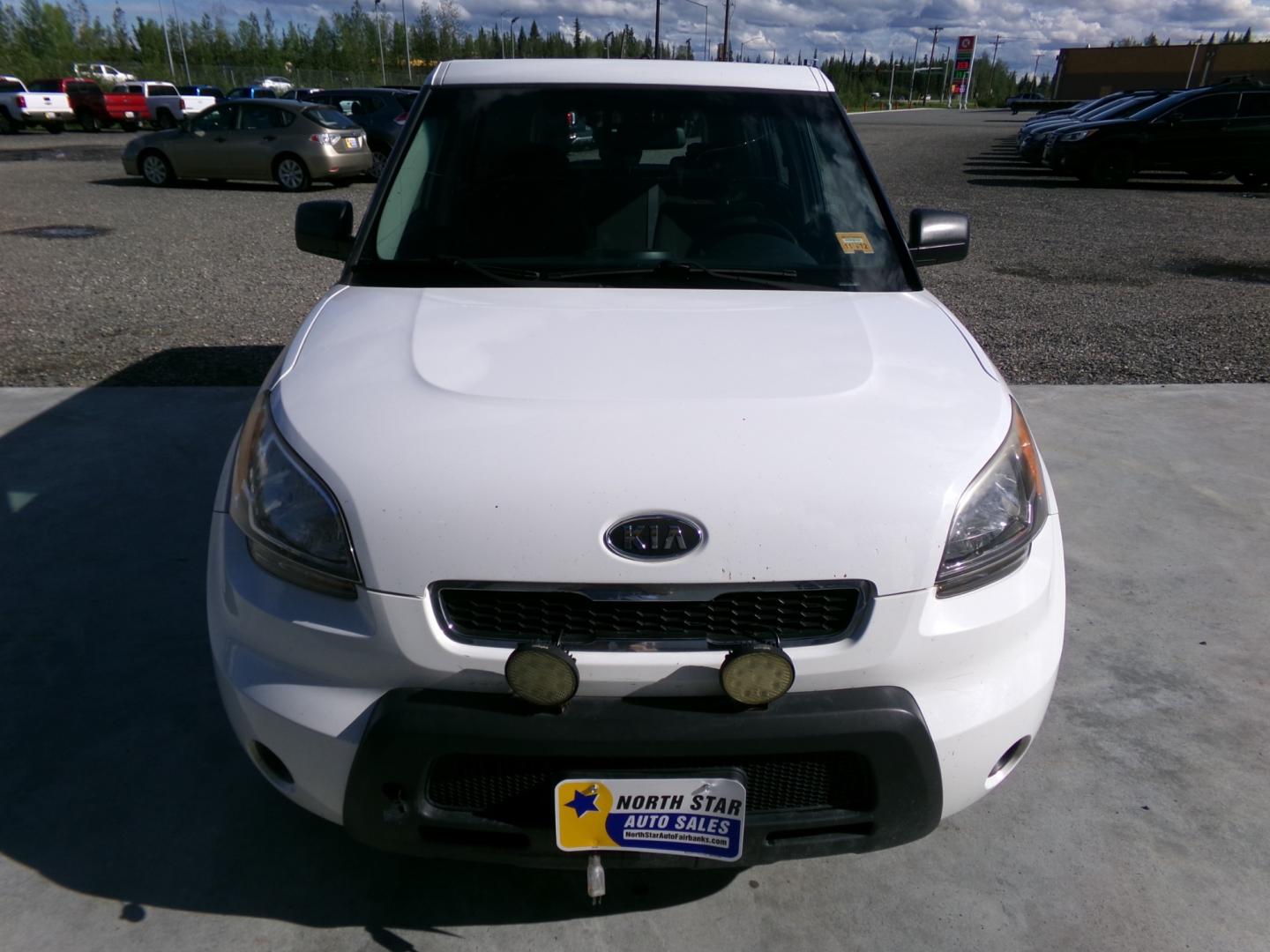 2010 White Kia Soul Base (KNDJT2A19A7) with an 1.6L L4 DOHC 16V engine, 5-Speed Manual transmission, located at 2630 Philips Field Rd., Fairbanks, AK, 99709, (907) 458-0593, 64.848068, -147.780609 - Photo#1