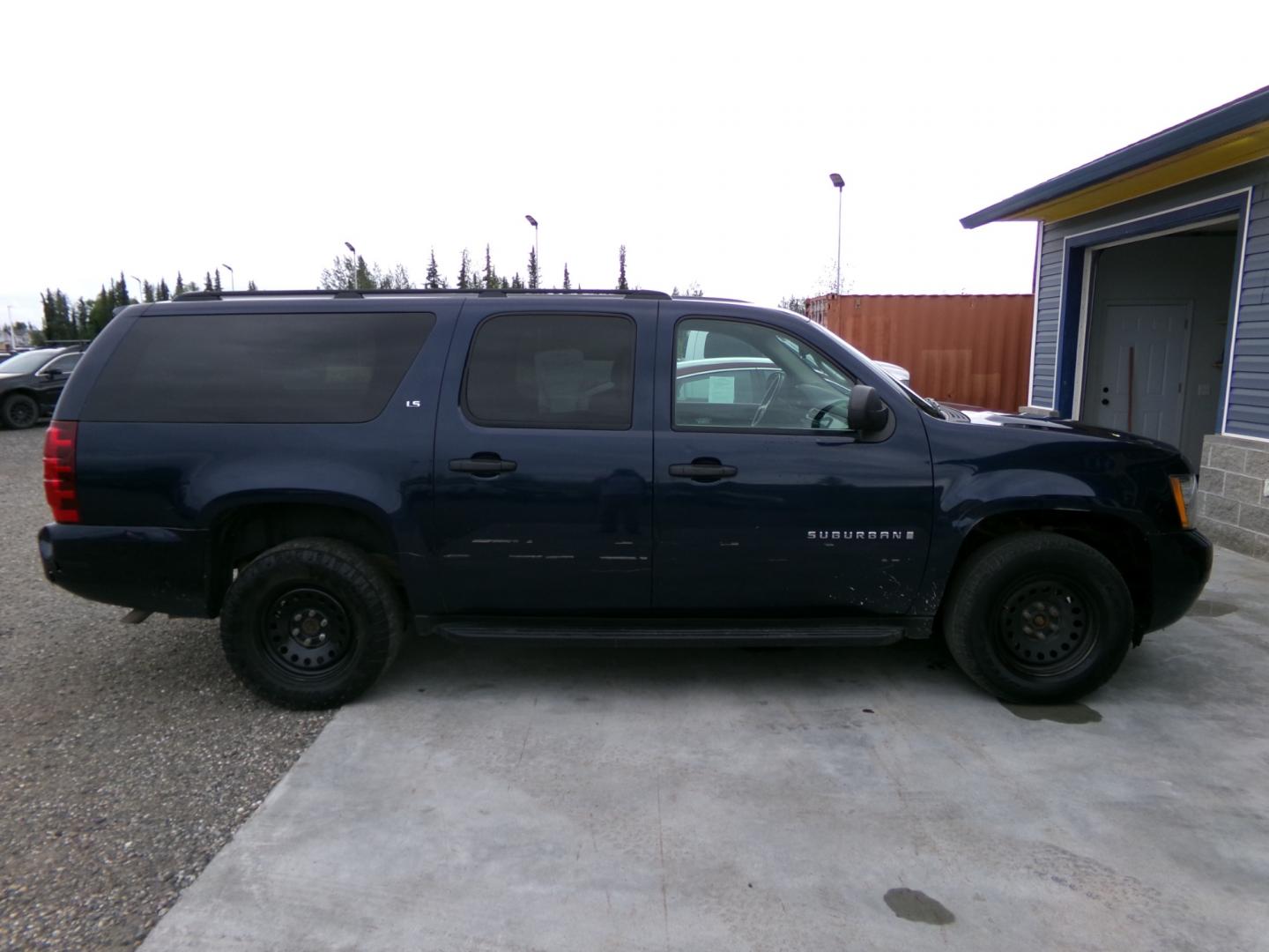 2009 Blue Chevrolet Suburban LS 1500 4WD (1GNFK16319R) with an 5.3L V8 OHV 16V FFV engine, 4-Speed Automatic transmission, located at 2630 Philips Field Rd., Fairbanks, AK, 99709, (907) 458-0593, 64.848068, -147.780609 - Photo#2