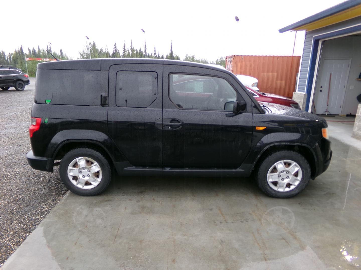 2011 Black Honda Element LX 4WD AT (5J6YH2H3XBL) with an 2.4L L4 DOHC 16V engine, 5-Speed Automatic transmission, located at 2630 Philips Field Rd., Fairbanks, AK, 99709, (907) 458-0593, 64.848068, -147.780609 - Photo#2