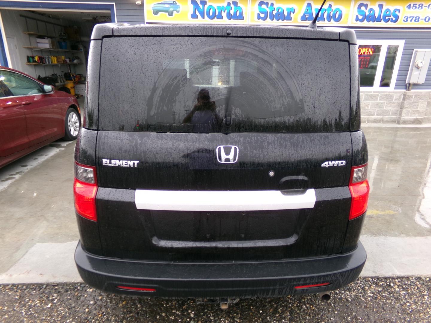 2011 Black Honda Element LX 4WD AT (5J6YH2H3XBL) with an 2.4L L4 DOHC 16V engine, 5-Speed Automatic transmission, located at 2630 Philips Field Rd., Fairbanks, AK, 99709, (907) 458-0593, 64.848068, -147.780609 - Photo#3