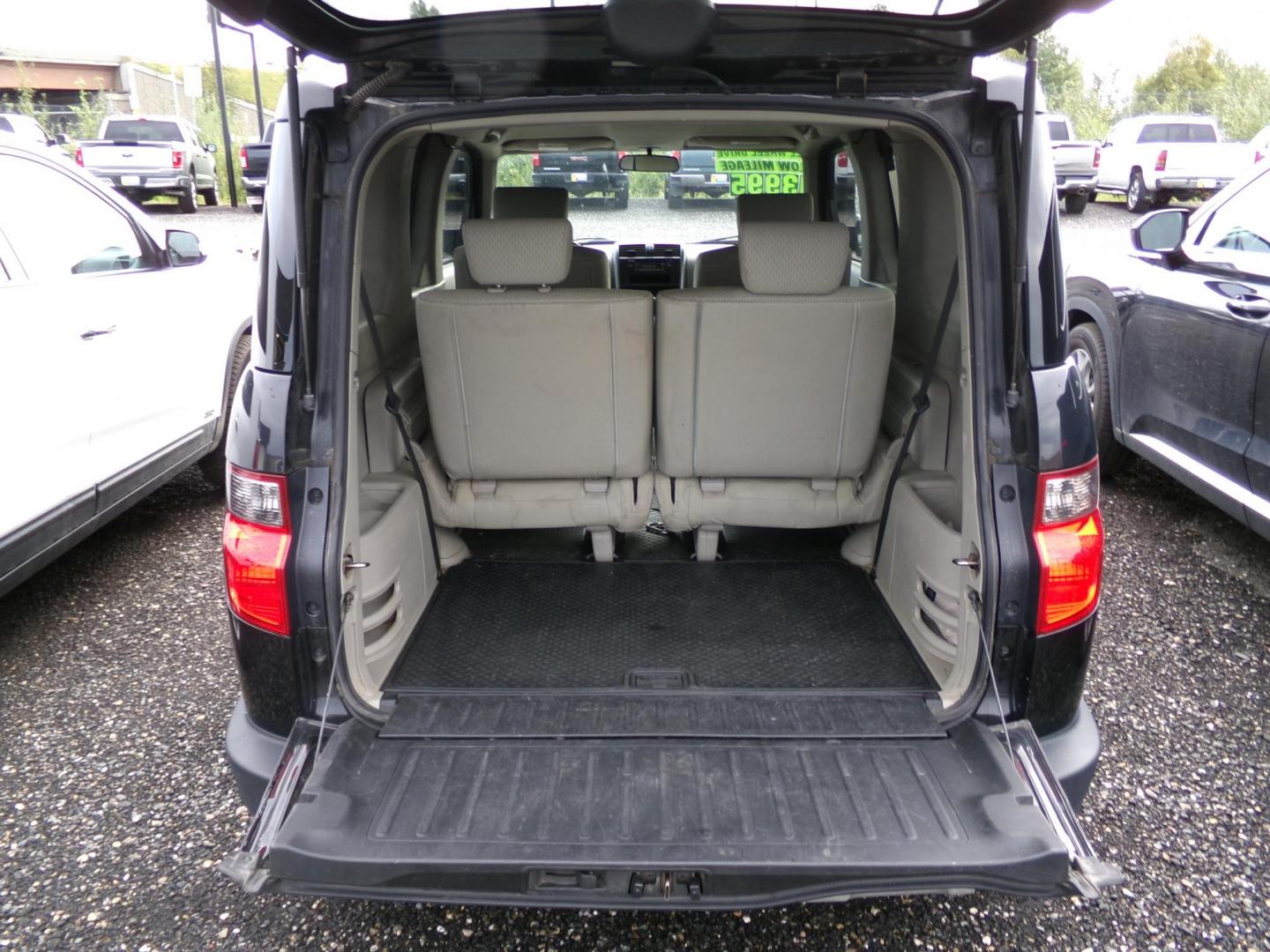 2011 Black Honda Element LX 4WD AT (5J6YH2H3XBL) with an 2.4L L4 DOHC 16V engine, 5-Speed Automatic transmission, located at 2630 Philips Field Rd., Fairbanks, AK, 99709, (907) 458-0593, 64.848068, -147.780609 - Photo#6