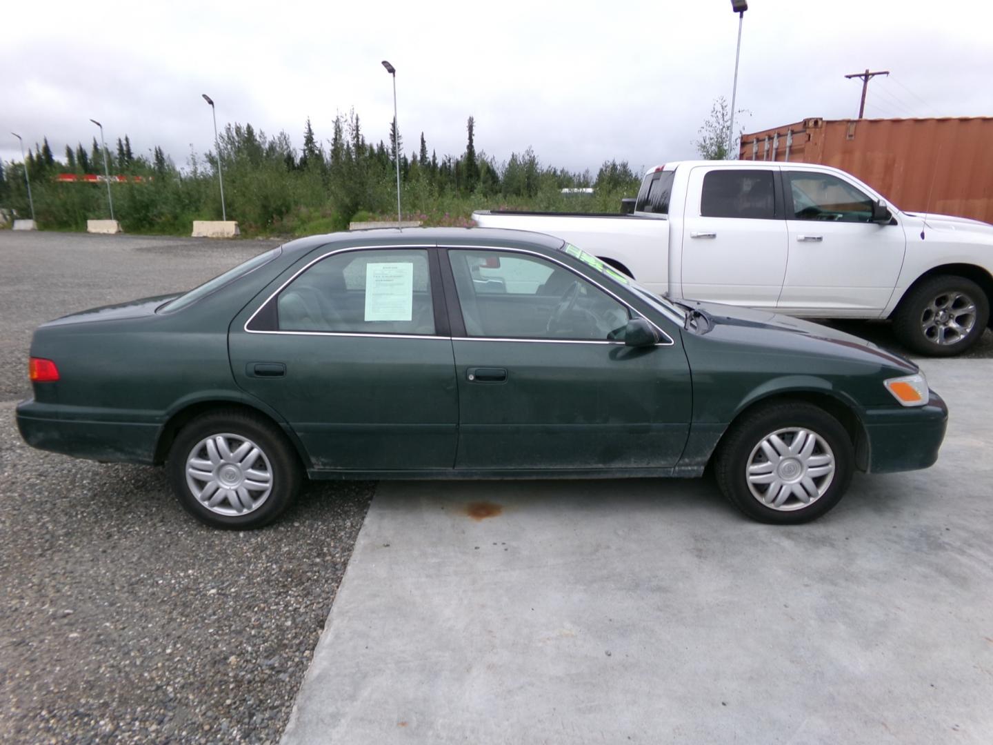 2001 Green Toyota Camry CE (4T1BG22K01U) with an 2.2L L4 DOHC 16V engine, located at 2630 Philips Field Rd., Fairbanks, AK, 99709, (907) 458-0593, 64.848068, -147.780609 - Photo#2