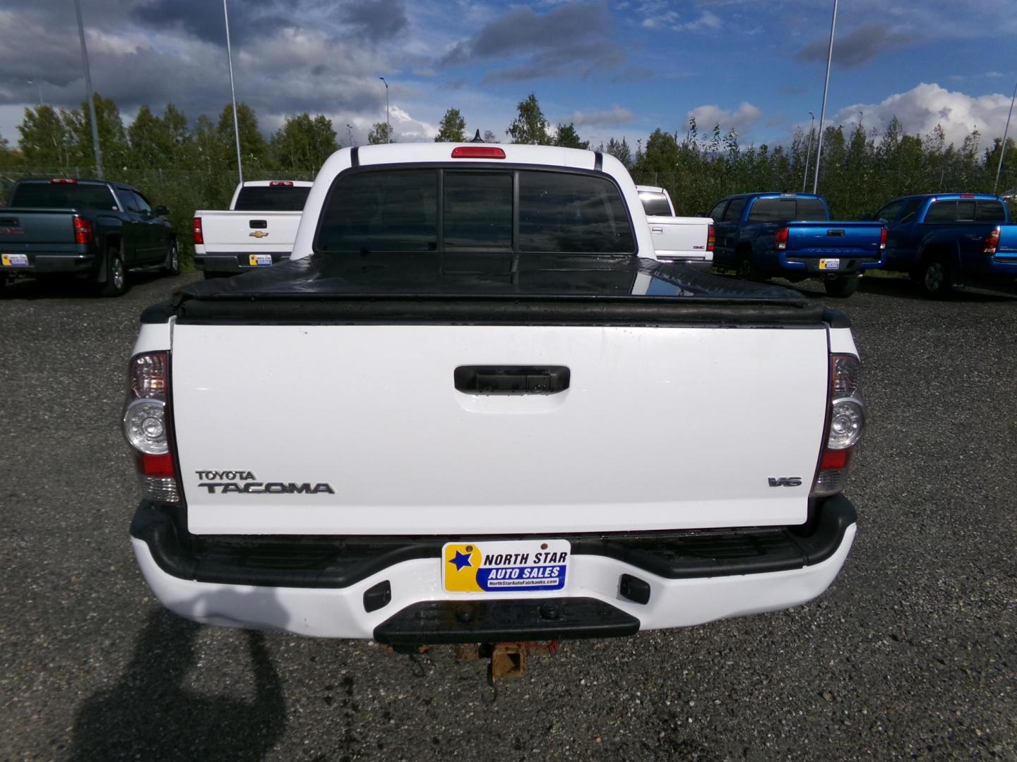 2012 White /Black Toyota Tacoma Double Cab V6 4WD (3TMLU4EN8CM) with an 4.0L V6 DOHC 24V engine, 5-Speed Automatic transmission, located at 2630 Philips Field Rd., Fairbanks, AK, 99709, (907) 458-0593, 64.848068, -147.780609 - Photo#1