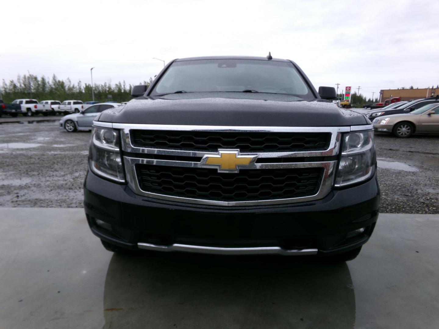 2018 Chevrolet Tahoe LT 4WD (1GNSKBKC0JR) with an 5.3L V8 OHV 16V engine, 6A transmission, located at 2630 Philips Field Rd., Fairbanks, AK, 99709, (907) 458-0593, 64.848068, -147.780609 - Photo#1