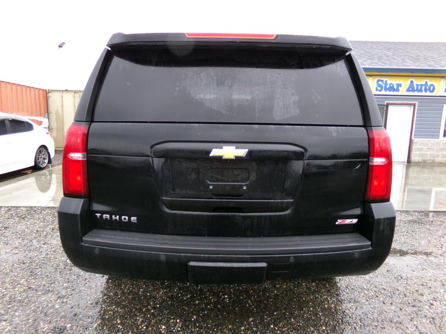 2018 Chevrolet Tahoe LT 4WD (1GNSKBKC0JR) with an 5.3L V8 OHV 16V engine, 6A transmission, located at 2630 Philips Field Rd., Fairbanks, AK, 99709, (907) 458-0593, 64.848068, -147.780609 - Photo#3