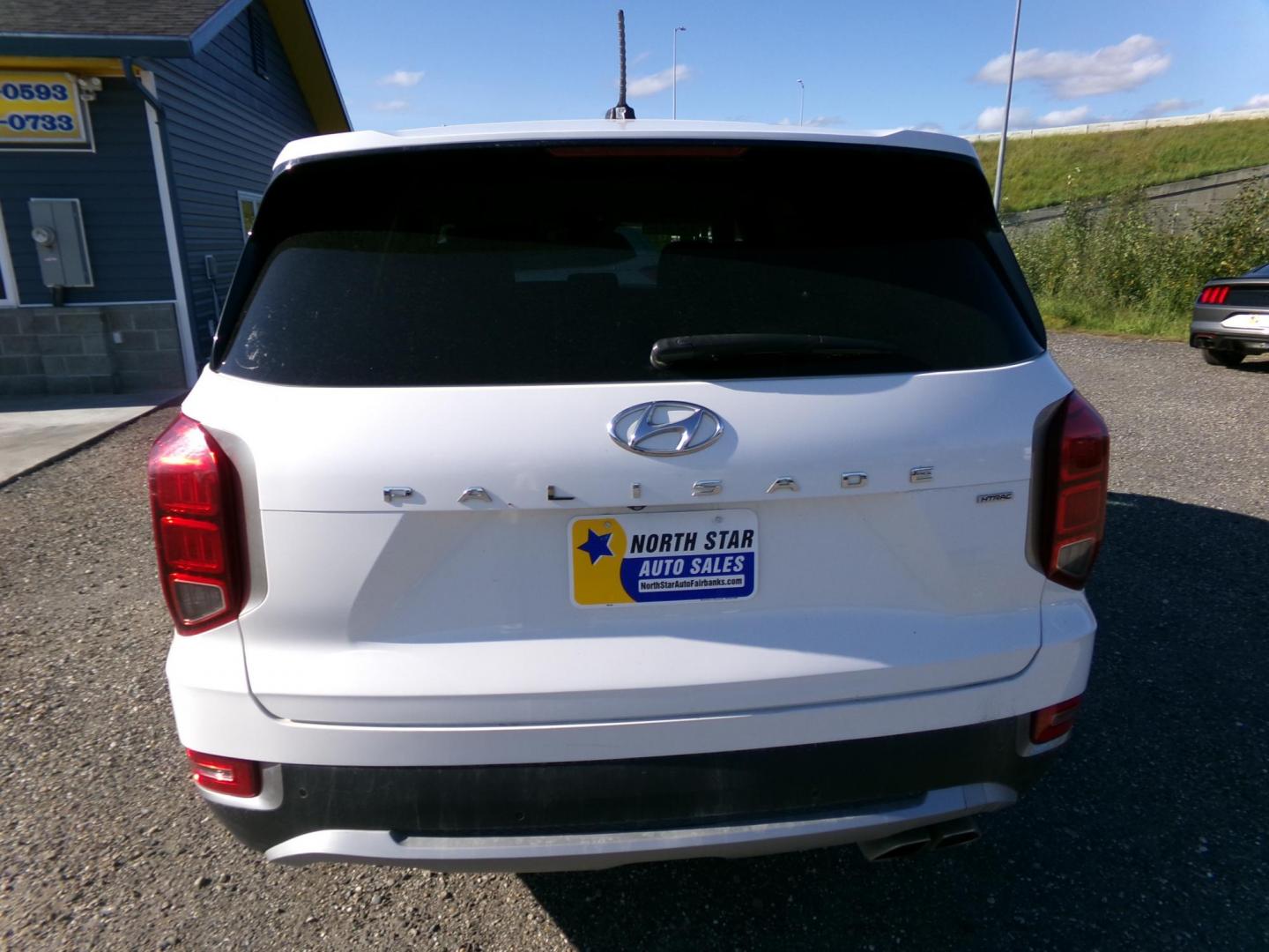 2020 White Hyundai Palisade SE AWD (KM8R1DHE4LU) with an 3.8L V6 DOHC 24V engine, 8A transmission, located at 2630 Philips Field Rd., Fairbanks, AK, 99709, (907) 458-0593, 64.848068, -147.780609 - Photo#3