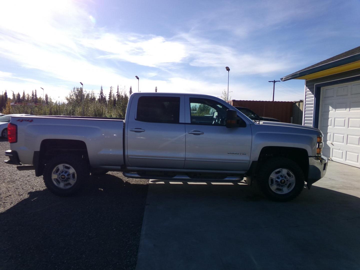 2019 Silver /Black Chevrolet Silverado 2500HD LT 4WD (1GC1KSEG7KF) with an 6.0L V8 OHV 16V FFV engine, 6A transmission, located at 2630 Philips Field Rd., Fairbanks, AK, 99709, (907) 458-0593, 64.848068, -147.780609 - Photo#2